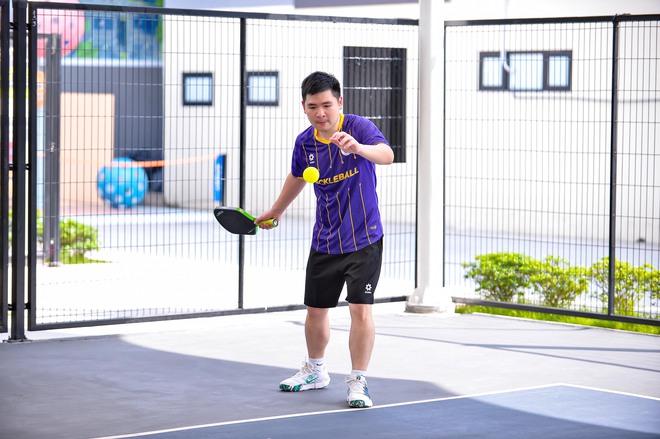 Thiếu gia nh&agrave; bầu Hiển rủ Văn Quyết, Duy Manh chơi pickleball, trận đấu căng như d&acirc;y đ&agrave;n, nh&igrave;n "phẩy vợt" m&agrave; cho&aacute;ng - Ảnh 2.