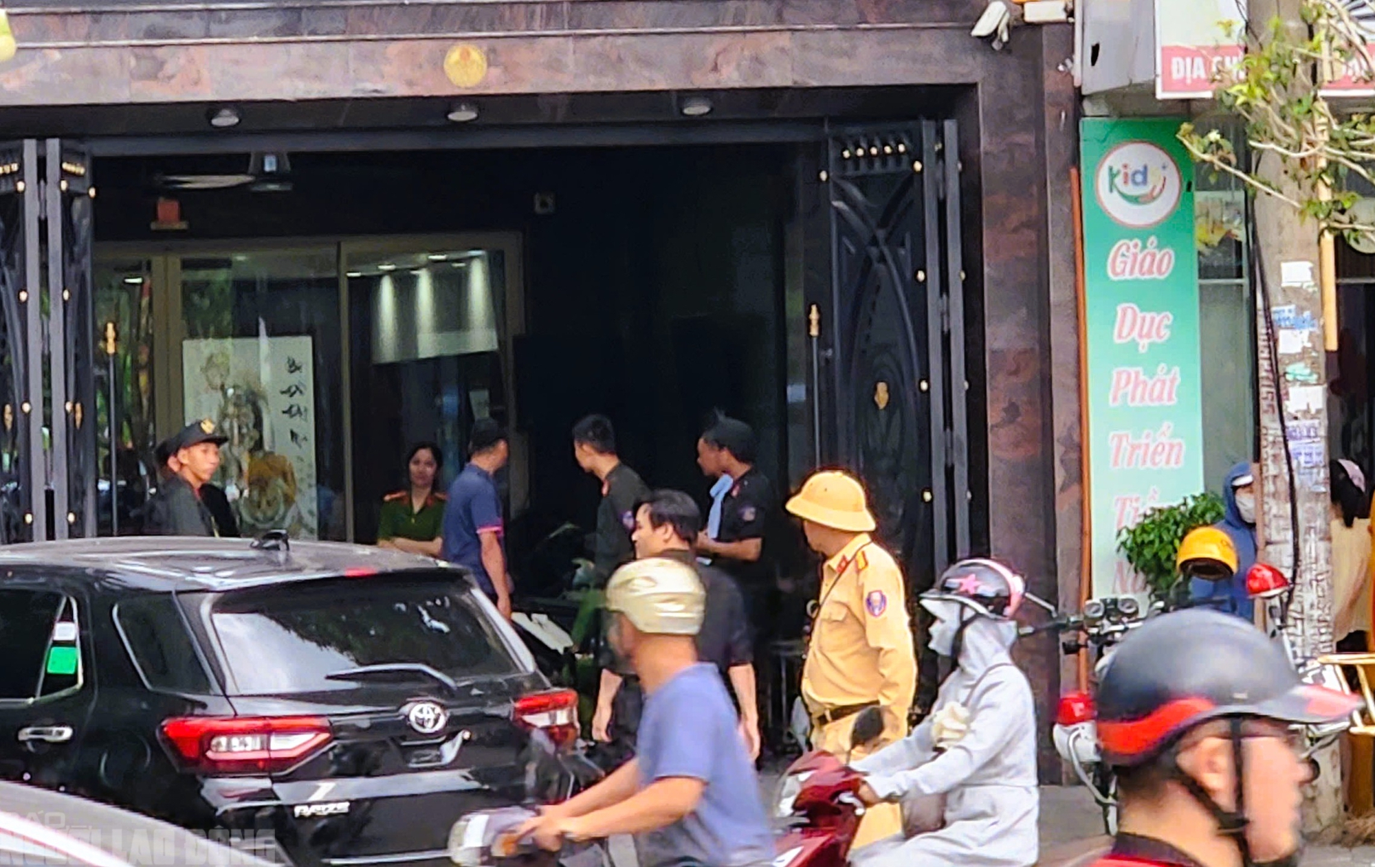 Công an phong tỏa khám xét nhà M . Gỗ - giang hồ xứ Thanh gây chú ý - Ảnh 1.