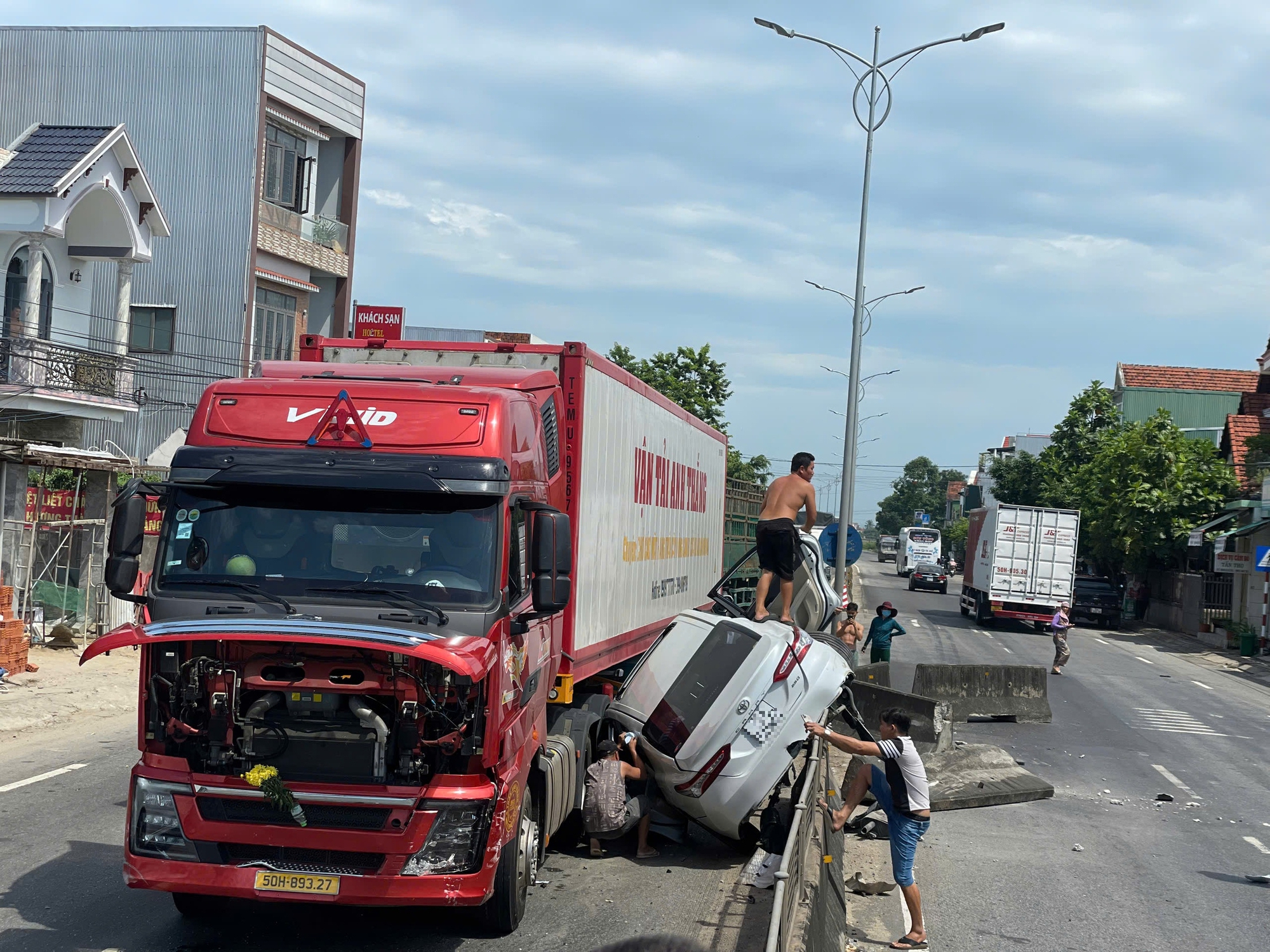Kinh hãi xe container “kẹp” ô tô con trên Quốc lộ 1- Ảnh 1.