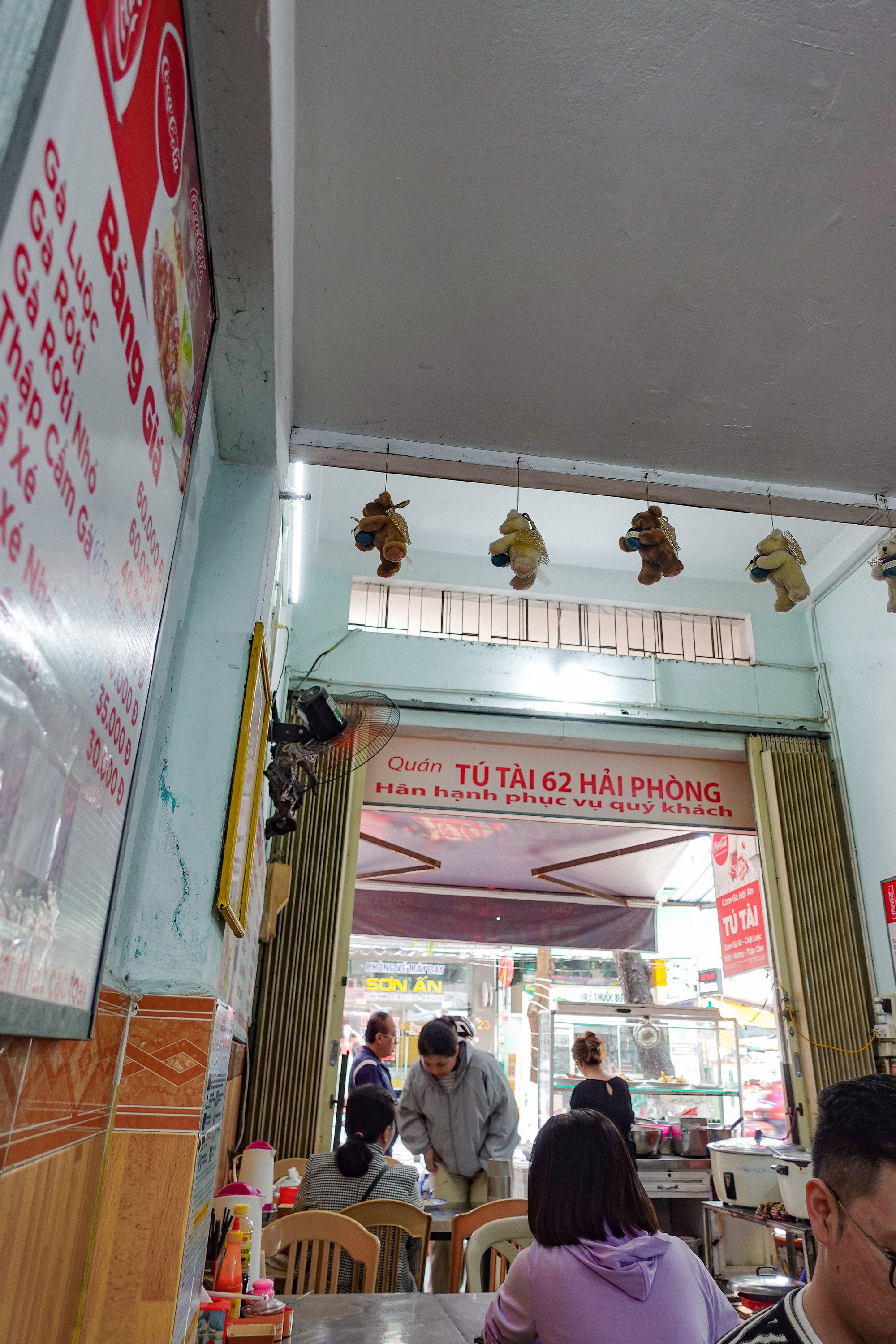 Hàng cơm gà "fomo" ở Đà Nẵng khiến du khách "sợ bỏ lỡ", Tina Thảo Thi cũng trầm trồ vì 1 chi tiết - Ảnh 4. Hàng cơm gà "fomo" ở Đà Nẵng khiến du khách "sợ bỏ lỡ", Tina Thảo Thi cũng trầm trồ vì 1 chi tiết - Ảnh 4.