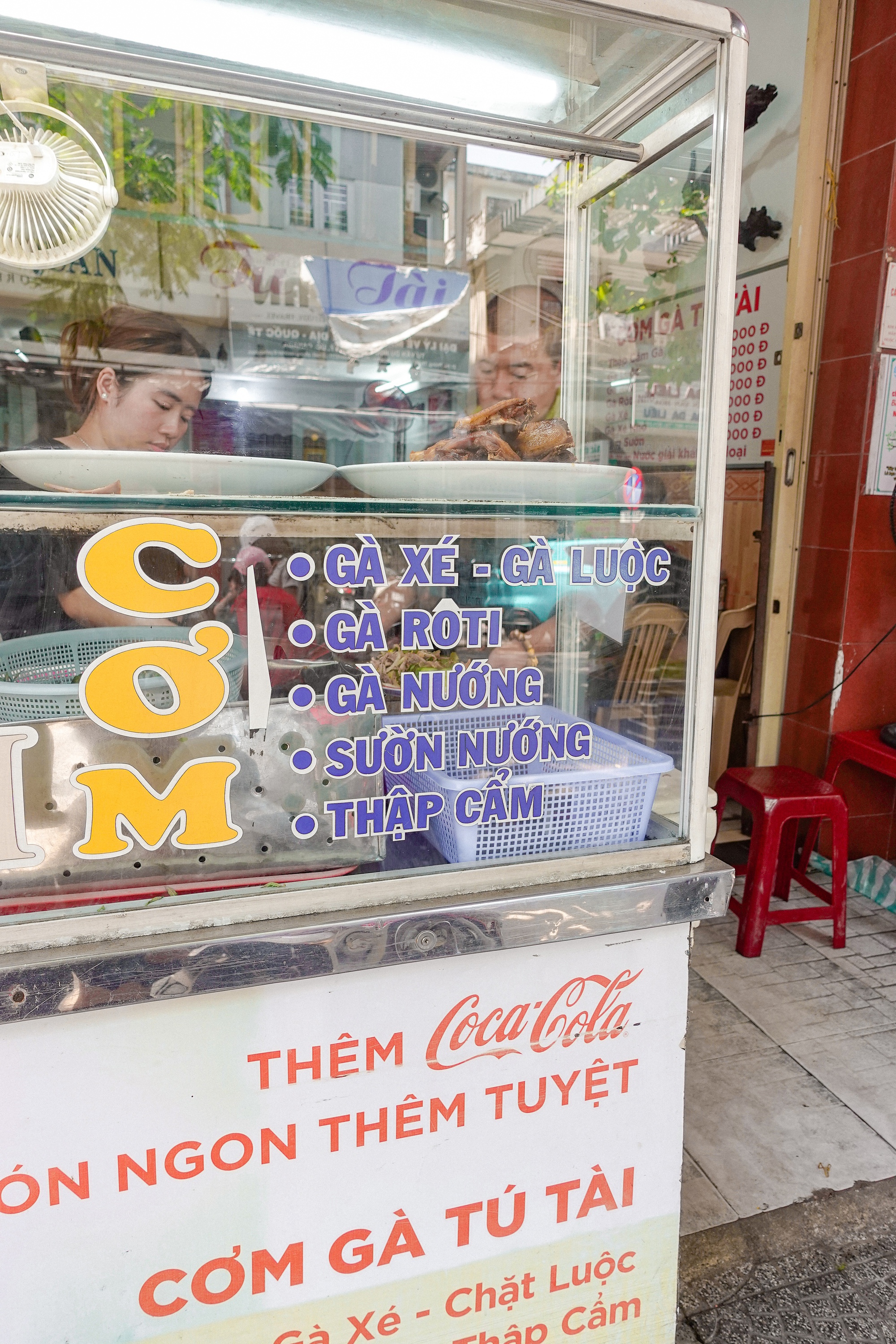 Hàng cơm gà "fomo" ở Đà Nẵng khiến du khách "sợ bỏ lỡ", Tina Thảo Thi cũng trầm trồ vì 1 chi tiết - Ảnh 5. Hàng cơm gà "fomo" ở Đà Nẵng khiến du khách "sợ bỏ lỡ", Tina Thảo Thi cũng trầm trồ vì 1 chi tiết - Ảnh 5.