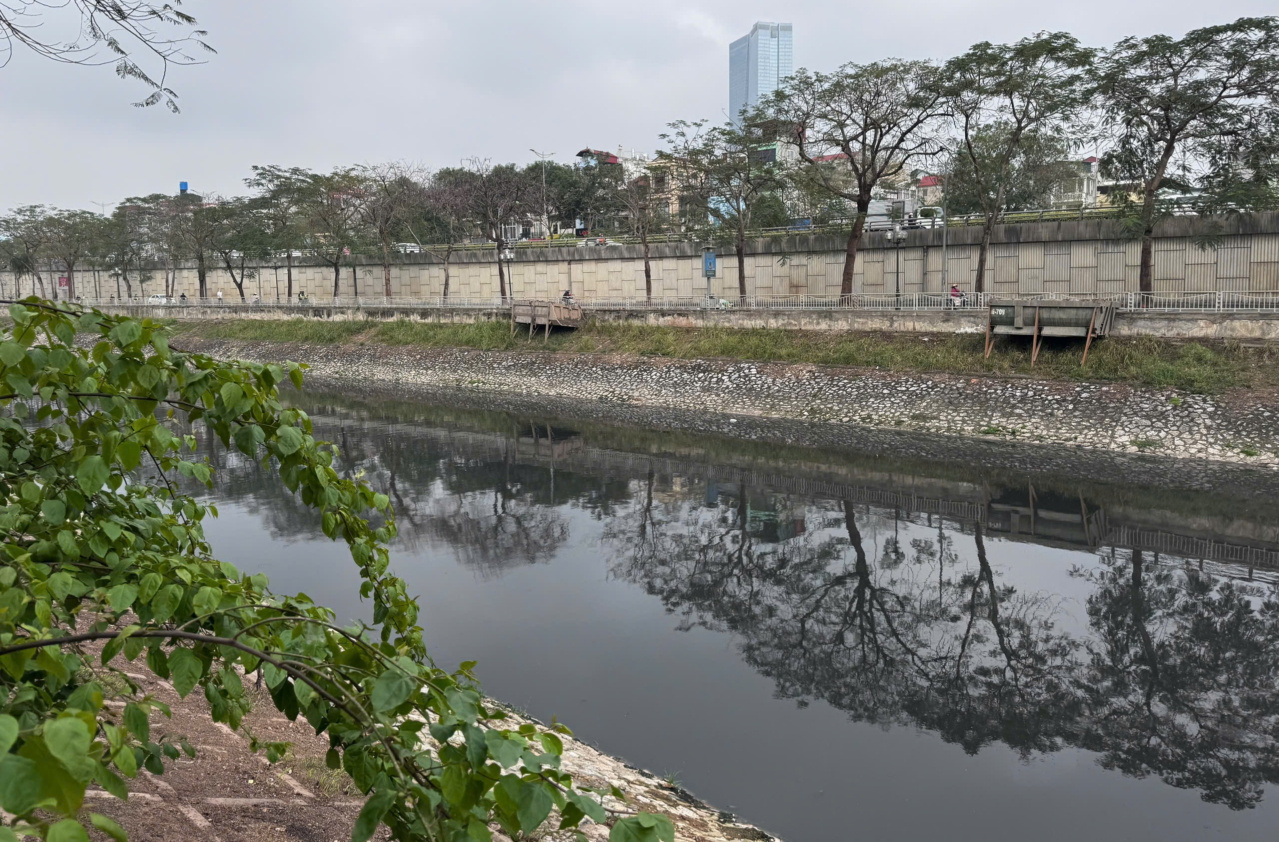 Cảnh tượng lạ trên sông Tô Lịch khiến ai cũng phải ngoái nhìn: Chủ đầu tư nói gì? - Ảnh 3.