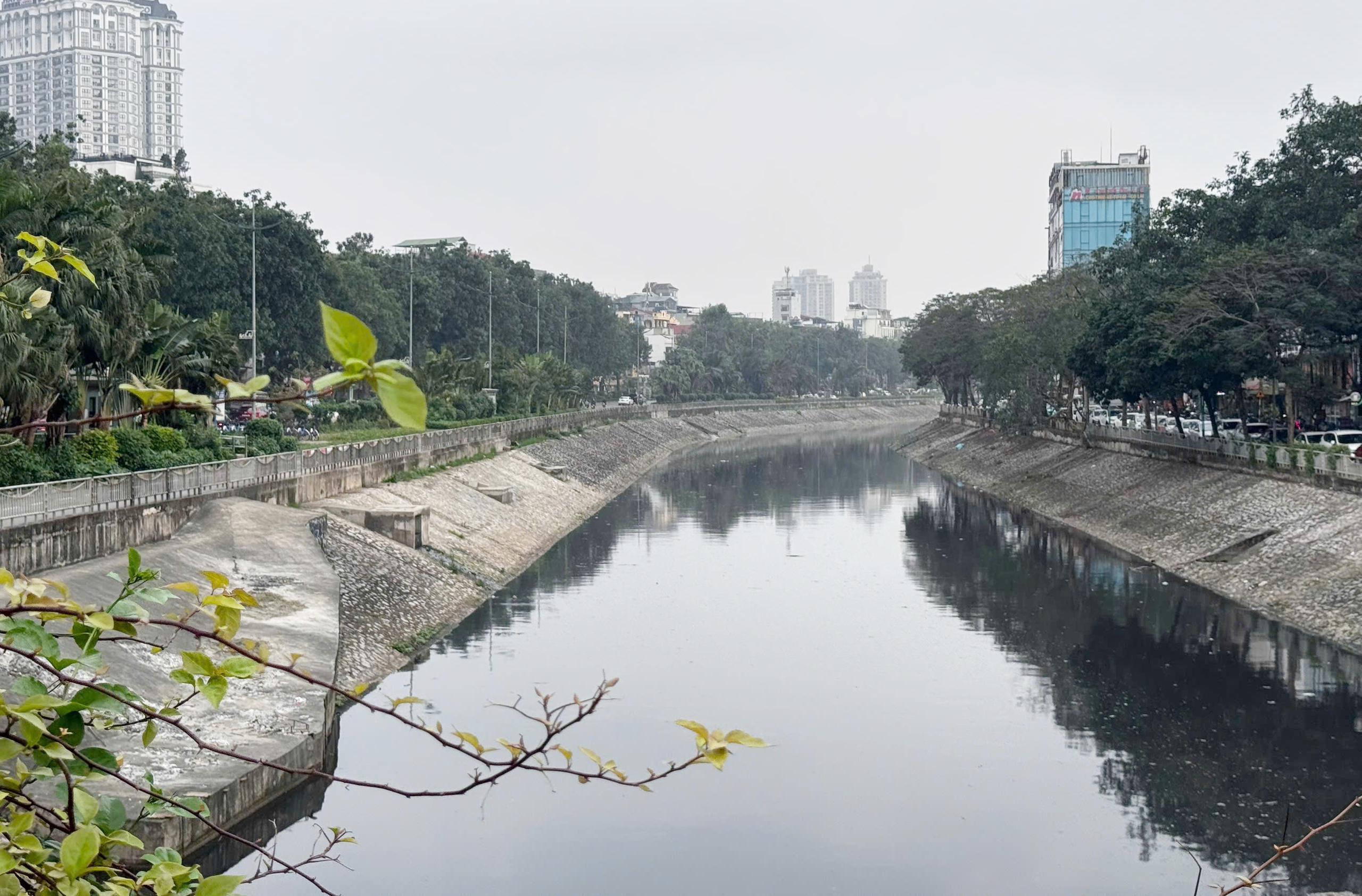 Cảnh tượng lạ trên sông Tô Lịch khiến ai cũng phải ngoái nhìn: Chủ đầu tư nói gì? - Ảnh 4.