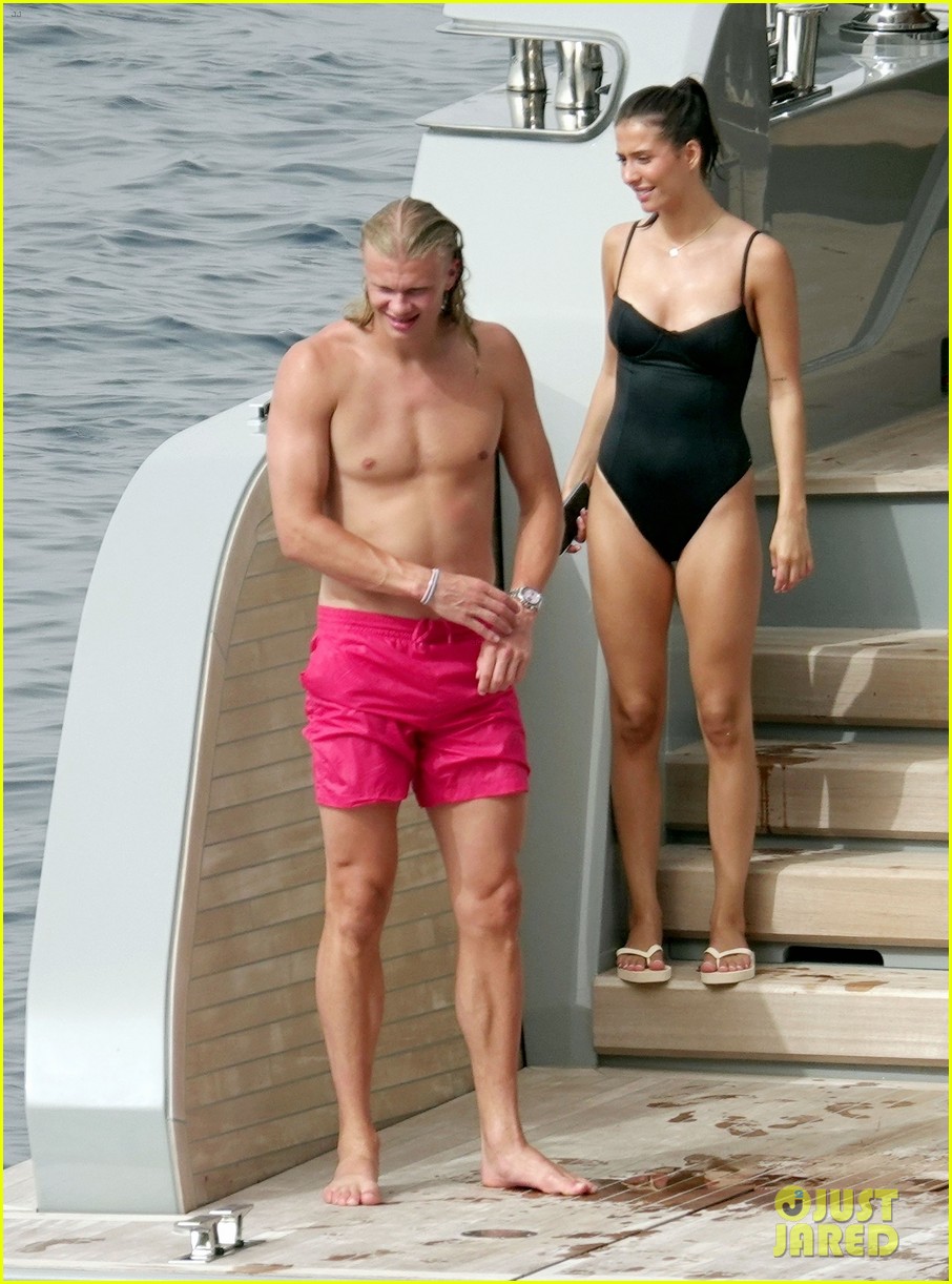 Paparazzi tóm dính nàng WAG bí mật sinh con cho cầu thủ nổi tiếng, giờ lộ diện với bikini nóng bỏng hơn mùa hè- Ảnh 1. Paparazzi tóm dính nàng WAG bí mật sinh con cho cầu thủ nổi tiếng, giờ lộ diện với bikini nóng bỏng hơn mùa hè- Ảnh 1.