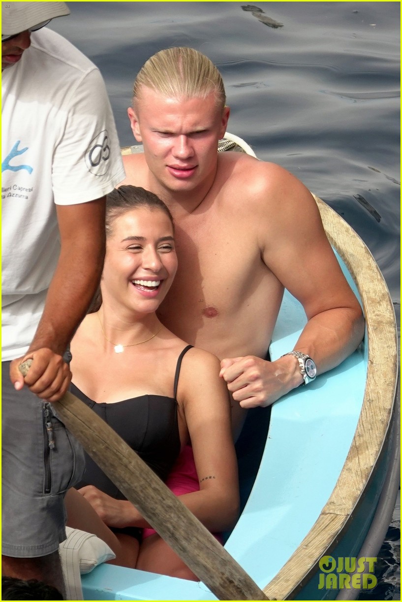 Paparazzi tóm dính nàng WAG bí mật sinh con cho cầu thủ nổi tiếng, giờ lộ diện với bikini nóng bỏng hơn mùa hè- Ảnh 2. Paparazzi tóm dính nàng WAG bí mật sinh con cho cầu thủ nổi tiếng, giờ lộ diện với bikini nóng bỏng hơn mùa hè- Ảnh 2.