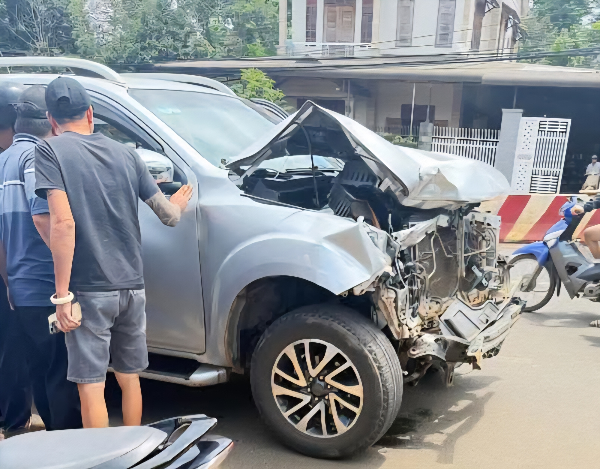 Xe bán tải gây tai nạn liên hoàn rồi chạy một đoạn xa, nhưng chưa xác định tài xế có cố ý hay không- Ảnh 1.