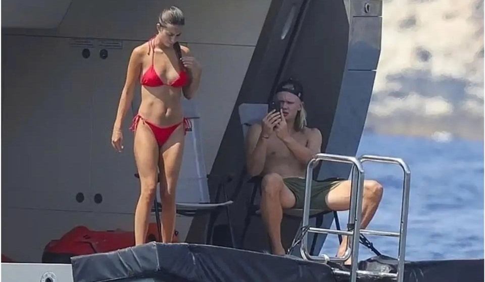 Paparazzi tóm dính nàng WAG bí mật sinh con cho cầu thủ nổi tiếng, giờ lộ diện với bikini nóng bỏng hơn mùa hè- Ảnh 3. Paparazzi tóm dính nàng WAG bí mật sinh con cho cầu thủ nổi tiếng, giờ lộ diện với bikini nóng bỏng hơn mùa hè- Ảnh 3.