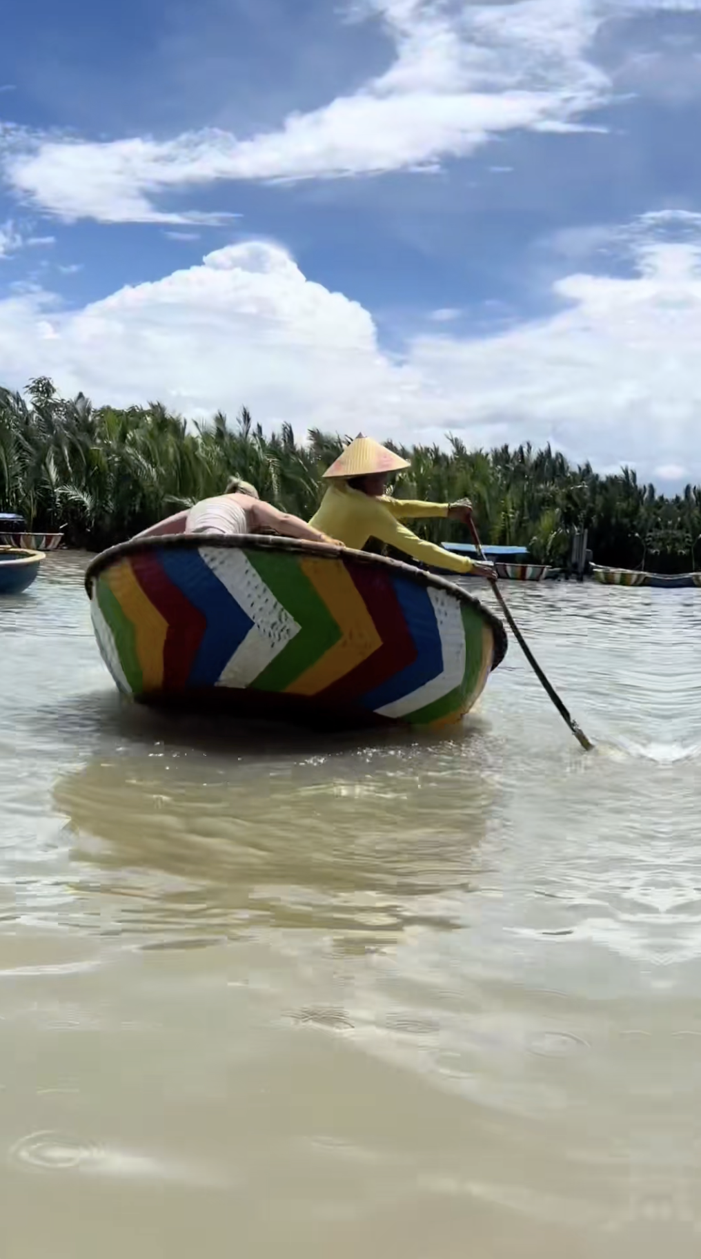 Khách Tây nôn xanh mặt vì đi phương tiện này ở Hội An, ai nấy cũng phải thốt lên: Kinh khủng tới như vậy luôn hả?- Ảnh 2. Khách Tây nôn xanh mặt vì đi phương tiện này ở Hội An, ai nấy cũng phải thốt lên: Kinh khủng tới như vậy luôn hả?- Ảnh 2.