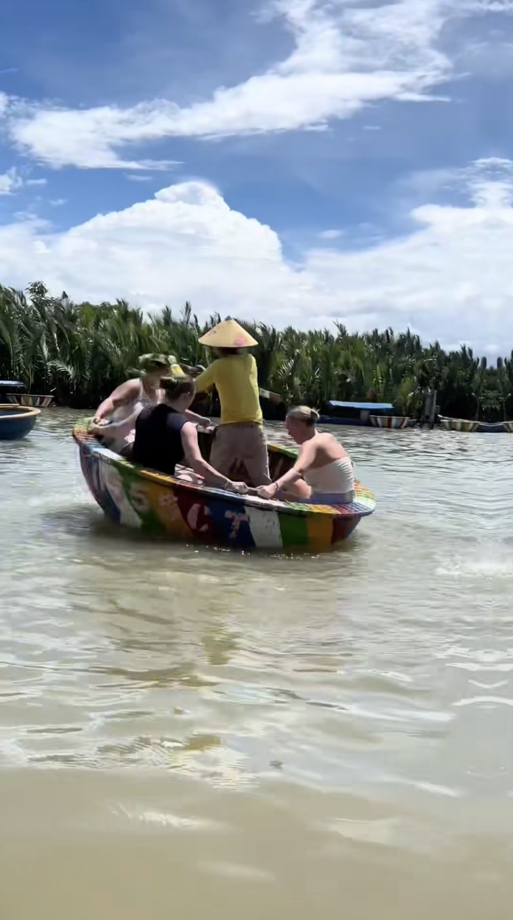Khách Tây nôn xanh mặt vì đi phương tiện này ở Hội An, ai nấy cũng phải thốt lên: Kinh khủng tới như vậy luôn hả?- Ảnh 3. Khách Tây nôn xanh mặt vì đi phương tiện này ở Hội An, ai nấy cũng phải thốt lên: Kinh khủng tới như vậy luôn hả?- Ảnh 3.