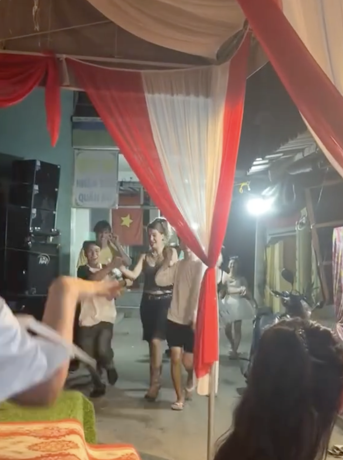 Khách Tây “về nước kể không ai tin” khi bị người miền Tây lôi kéo vào địa điểm này- Ảnh 1. Khách Tây “về nước kể không ai tin” khi bị người miền Tây lôi kéo vào địa điểm này- Ảnh 1.
