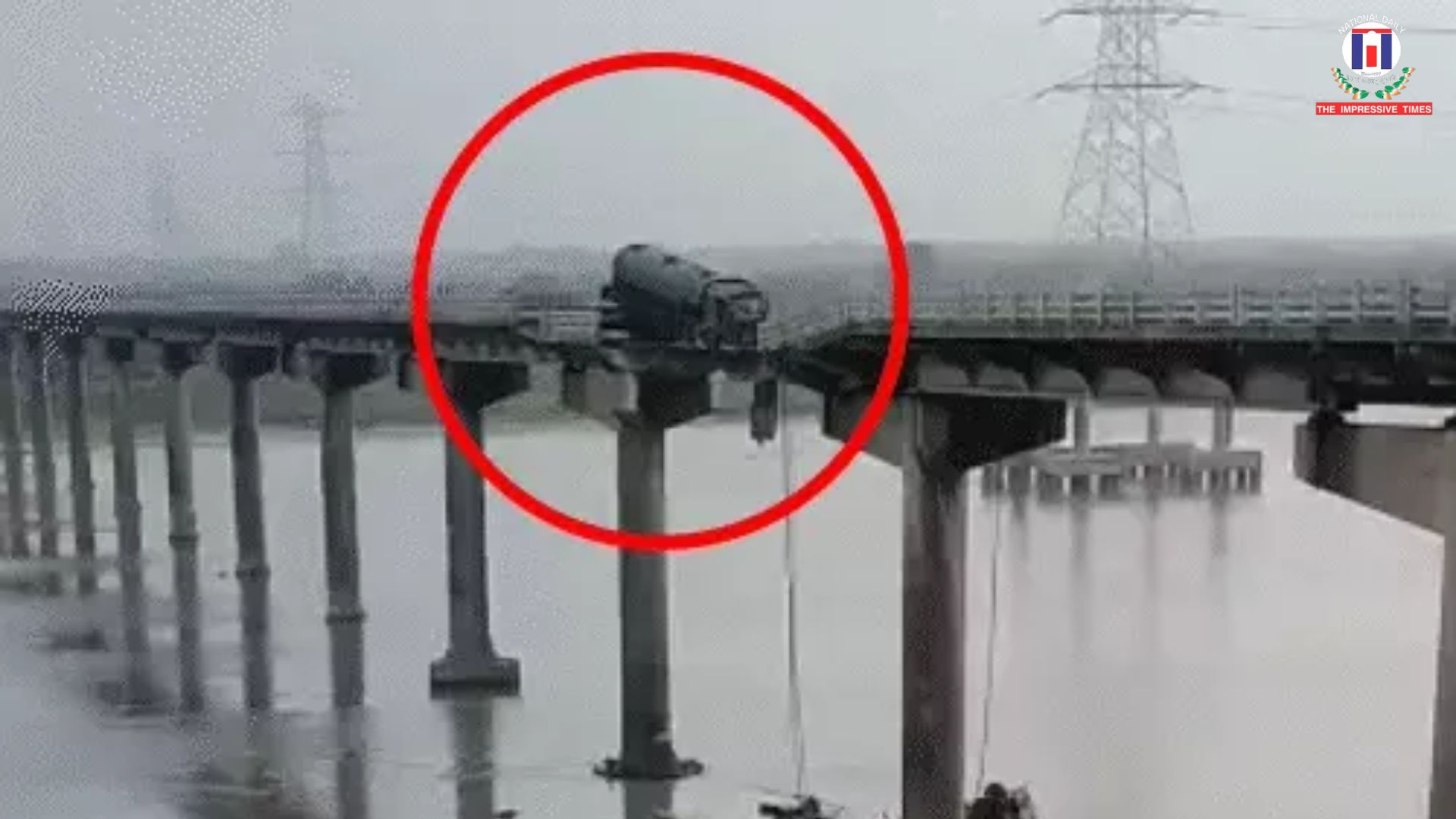 Kinh hoàng hiện trường cầu sập khiến xe tải treo lơ lửng, hàng loạt phương tiện rơi xuống sông- Ảnh 1. Kinh hoàng hiện trường cầu sập khiến xe tải treo lơ lửng, hàng loạt phương tiện rơi xuống sông- Ảnh 1.