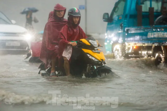 Miền Bắc đón đợt mưa lớn từ đêm nay , nguy cơ lũ quét cao - Ảnh 1.