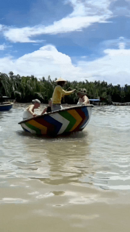 Khách Tây nôn xanh mặt vì đi phương tiện này ở Hội An, ai nấy cũng phải thốt lên: Kinh khủng tới như vậy luôn hả?- Ảnh 1. Khách Tây nôn xanh mặt vì đi phương tiện này ở Hội An, ai nấy cũng phải thốt lên: Kinh khủng tới như vậy luôn hả?- Ảnh 1.