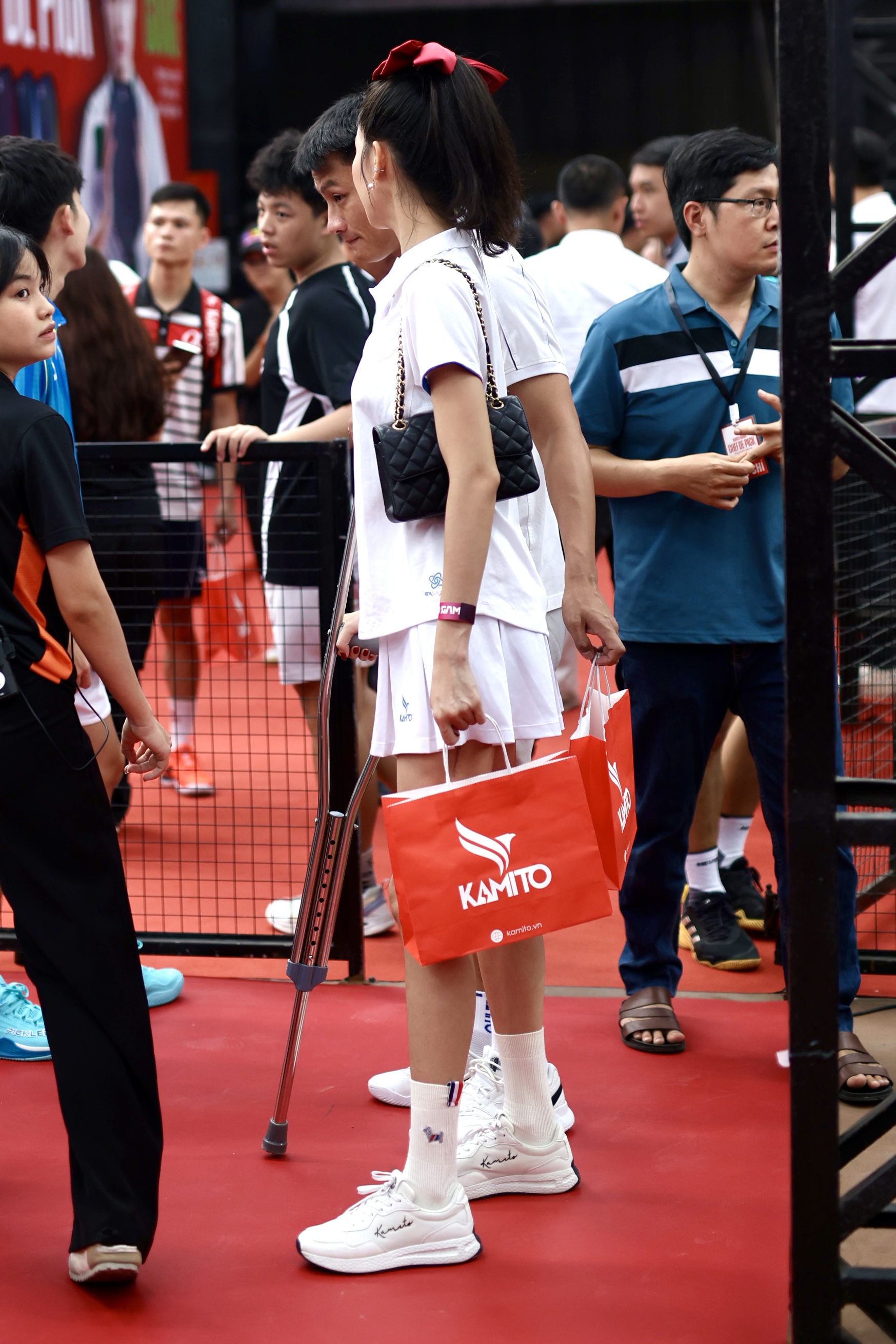 Kỳ Hân chống nạng ra sân Pickleball, để lộ vết sẹo dài sau tai nạn gãy đùi- Ảnh 4.