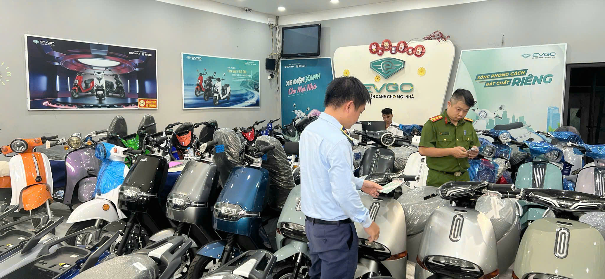 Kiểm tra đột xuất 2 cửa hàng xe máy điện ở Hà Nội, đã chuyển hồ sơ sang công an - Ảnh 1.