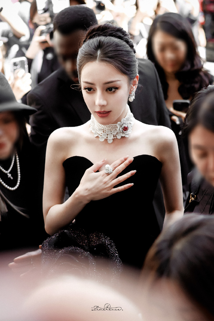 Drama căng đét: Địch Lệ Nhiệt Ba bị "phốt" đi trễ hàng tiếng đồng hồ, còn ra vẻ "mẹ thiên hạ" giữa sự kiện? - Ảnh 2. Drama căng đét: Địch Lệ Nhiệt Ba bị "phốt" đi trễ hàng tiếng đồng hồ, còn ra vẻ "mẹ thiên hạ" giữa sự kiện? - Ảnh 2.