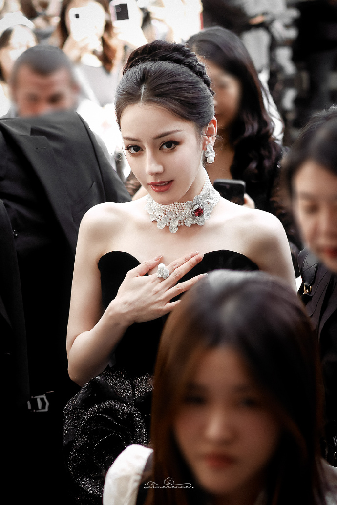 Drama căng đét: Địch Lệ Nhiệt Ba bị "phốt" đi trễ hàng tiếng đồng hồ, còn ra vẻ "mẹ thiên hạ" giữa sự kiện? - Ảnh 1. Drama căng đét: Địch Lệ Nhiệt Ba bị "phốt" đi trễ hàng tiếng đồng hồ, còn ra vẻ "mẹ thiên hạ" giữa sự kiện? - Ảnh 1.