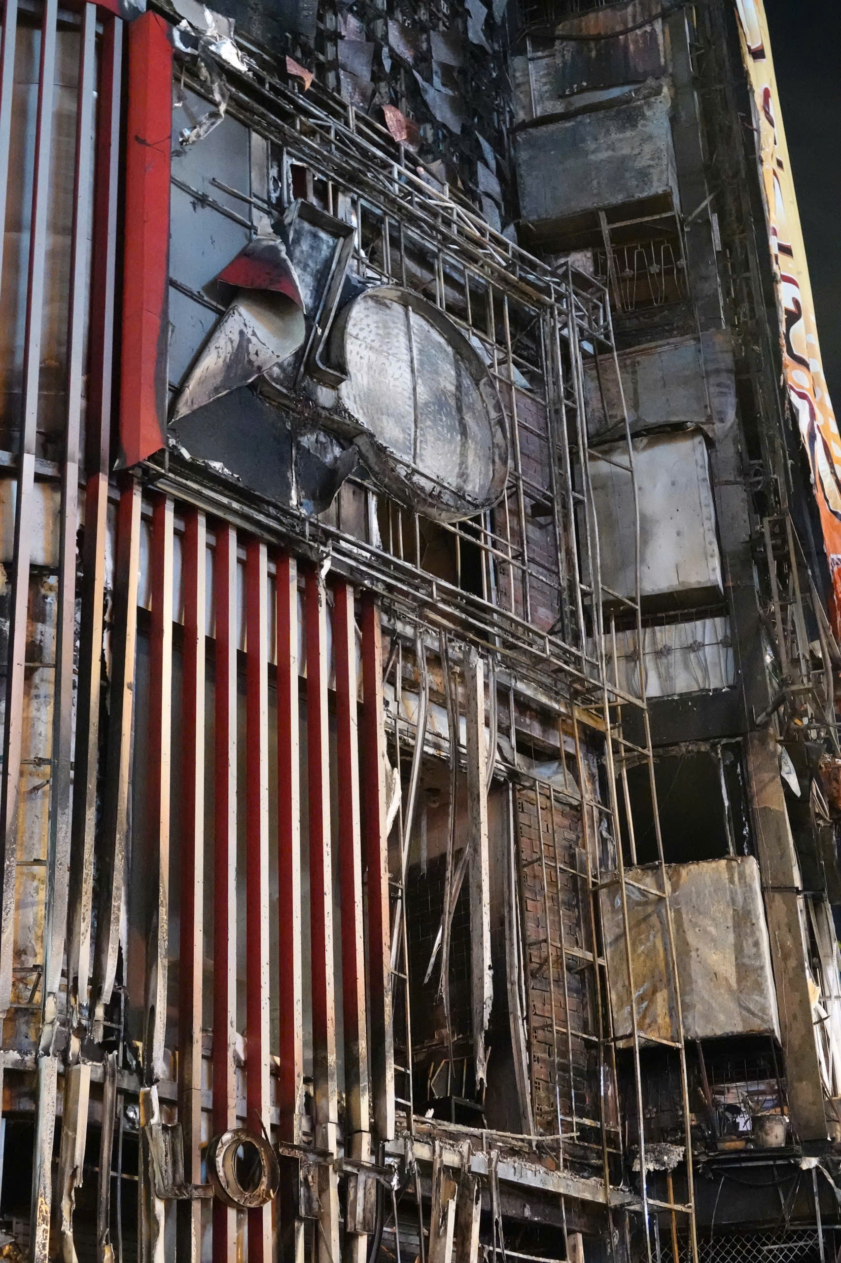 Cháy lớn tại vòng xoay Lý Thái Tổ khiến giao thông hỗn loạn và người dân hoảng sợ - Ảnh 1.