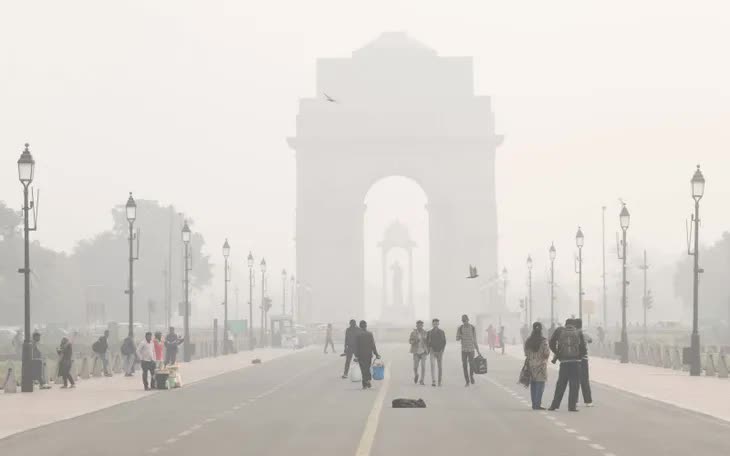 Kh&oacute;i m&ugrave; &ocirc; nhiễm bao phủ d&agrave;y đặc tại New Delhi, Ấn Độ (Ảnh: ANI/TTXVN)