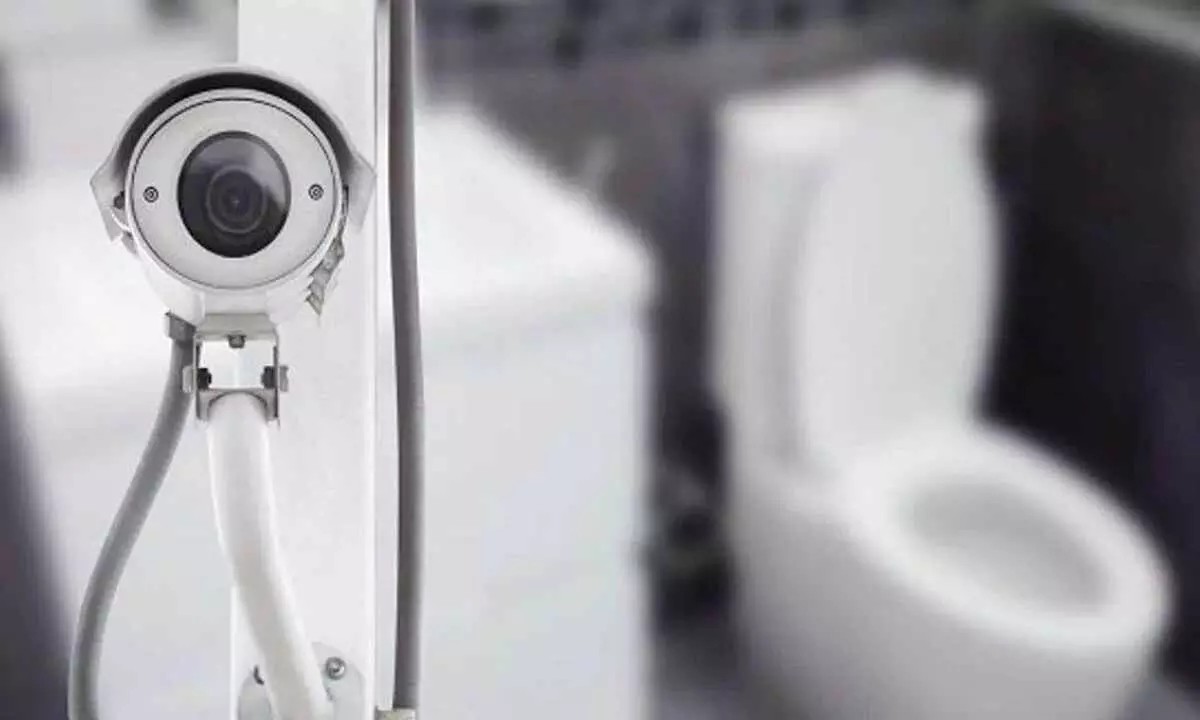 Nhân viên y tế lắp camera quay lén bệnh nhân tại bệnh viện - Ảnh 1.