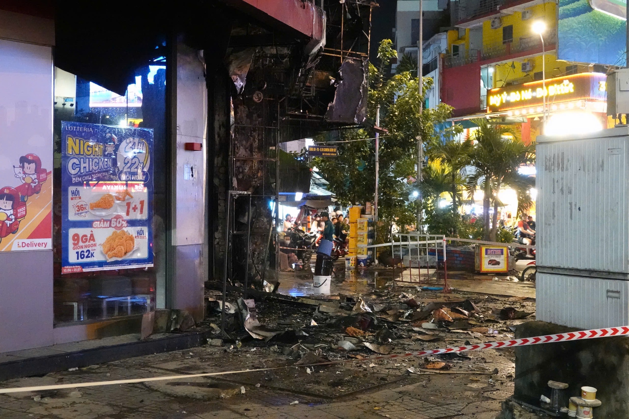 Cháy lớn tại vòng xoay Lý Thái Tổ khiến giao thông hỗn loạn và người dân hoảng sợ - Ảnh 5.