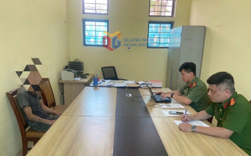 Nam thanh niên phát trực tiếp cảnh bản thân không mặc quần áo nhảy múa- Ảnh 1.