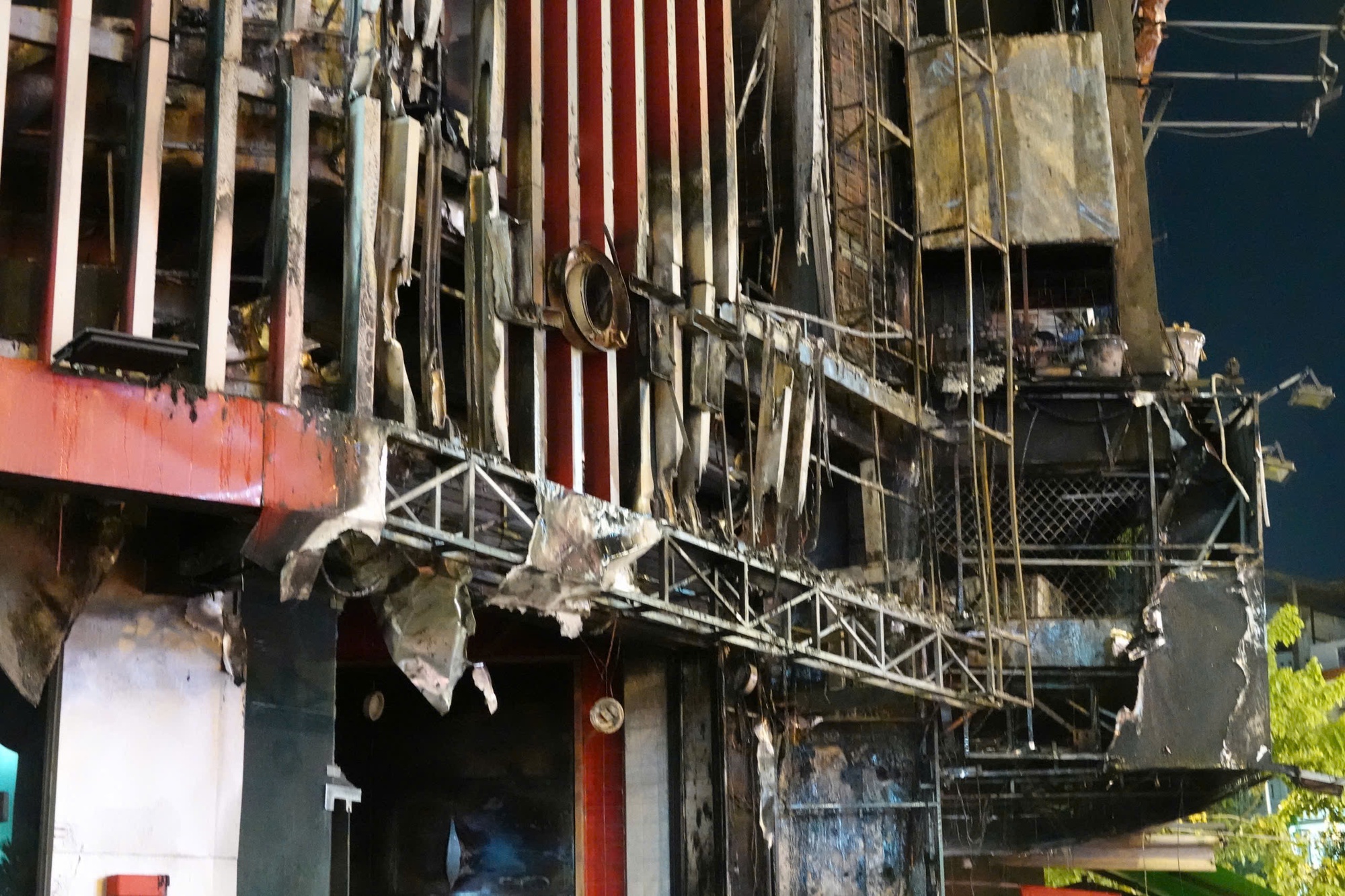 Cháy lớn tại vòng xoay Lý Thái Tổ khiến giao thông hỗn loạn và người dân hoảng sợ - Ảnh 2.