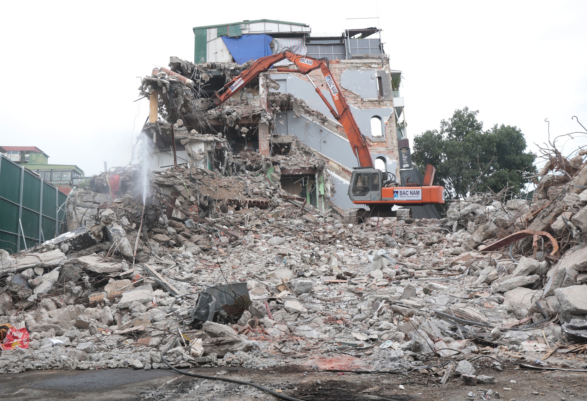 Tháo dỡ tòa nhà Hàm Cá Mập hoàn tất sau một tháng thi công cẩn thận - Ảnh 4.