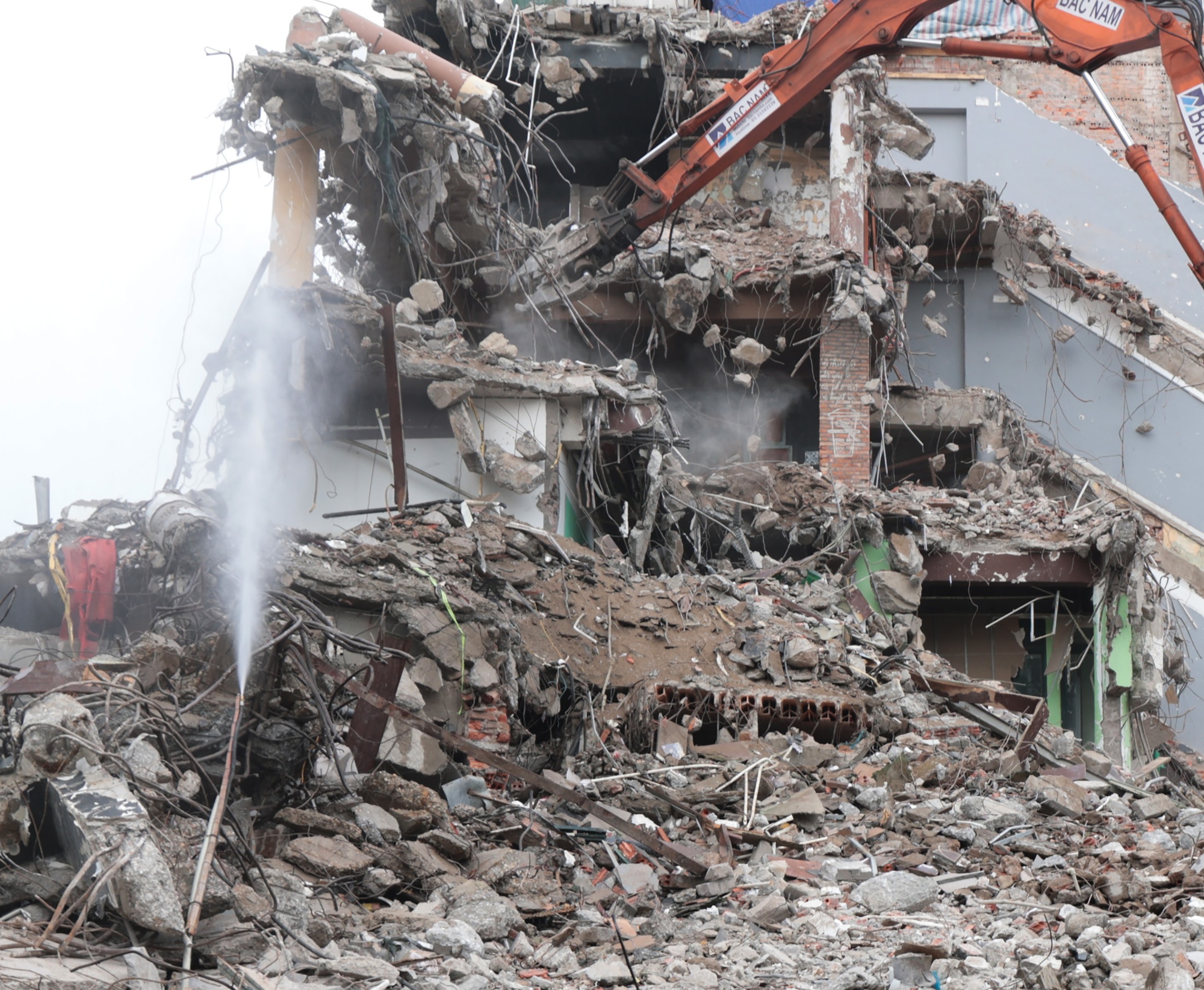 Tháo dỡ tòa nhà Hàm Cá Mập hoàn tất sau một tháng thi công cẩn thận - Ảnh 5.