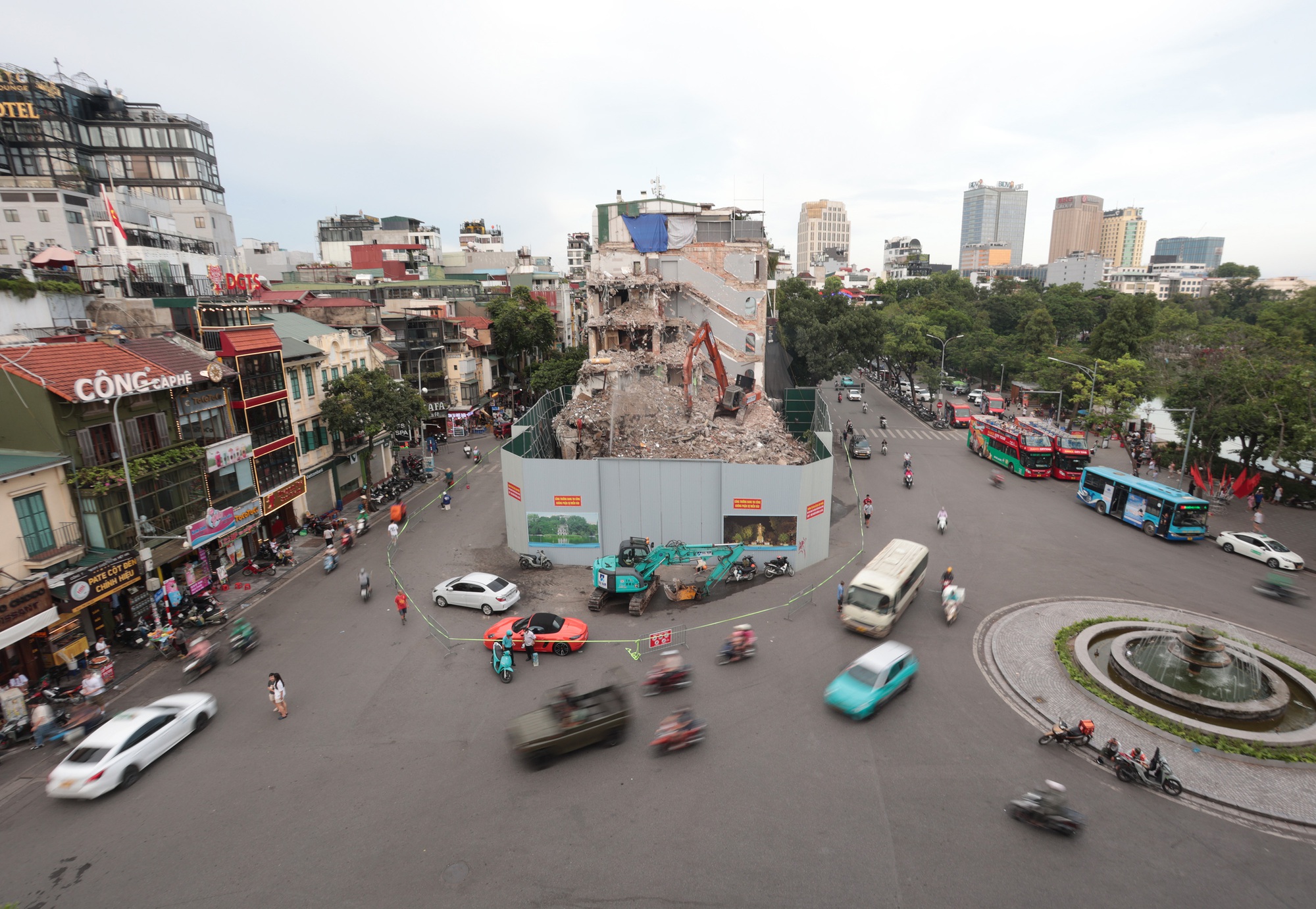 Tháo dỡ tòa nhà Hàm Cá Mập hoàn tất sau một tháng thi công cẩn thận - Ảnh 1.