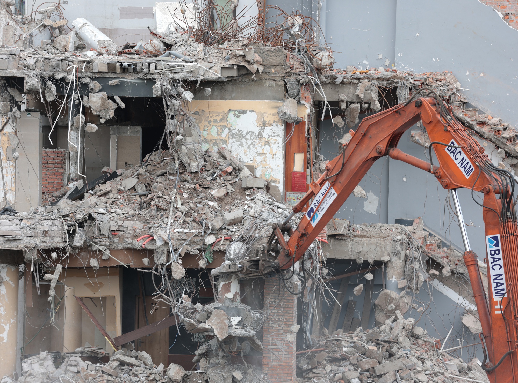 Tháo dỡ tòa nhà Hàm Cá Mập hoàn tất sau một tháng thi công cẩn thận - Ảnh 6.