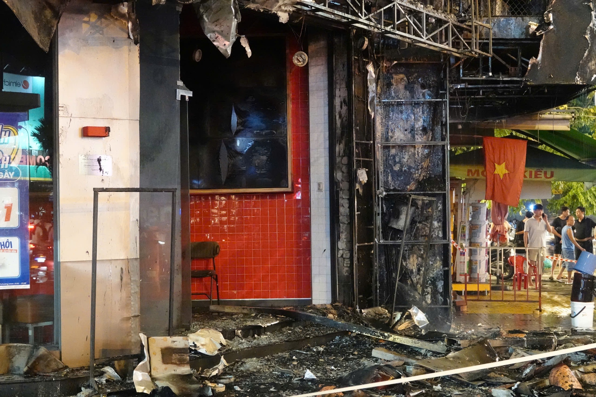 Cháy lớn tại vòng xoay Lý Thái Tổ khiến giao thông hỗn loạn và người dân hoảng sợ - Ảnh 4.