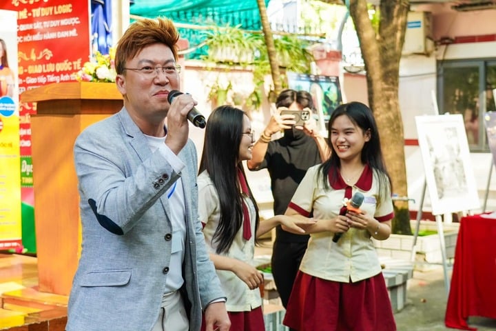 Nhạc sĩ nổi tiếng từng 2 lần mổ não, 5 năm sống như người thực vật giờ ra sao? - Ảnh 2.