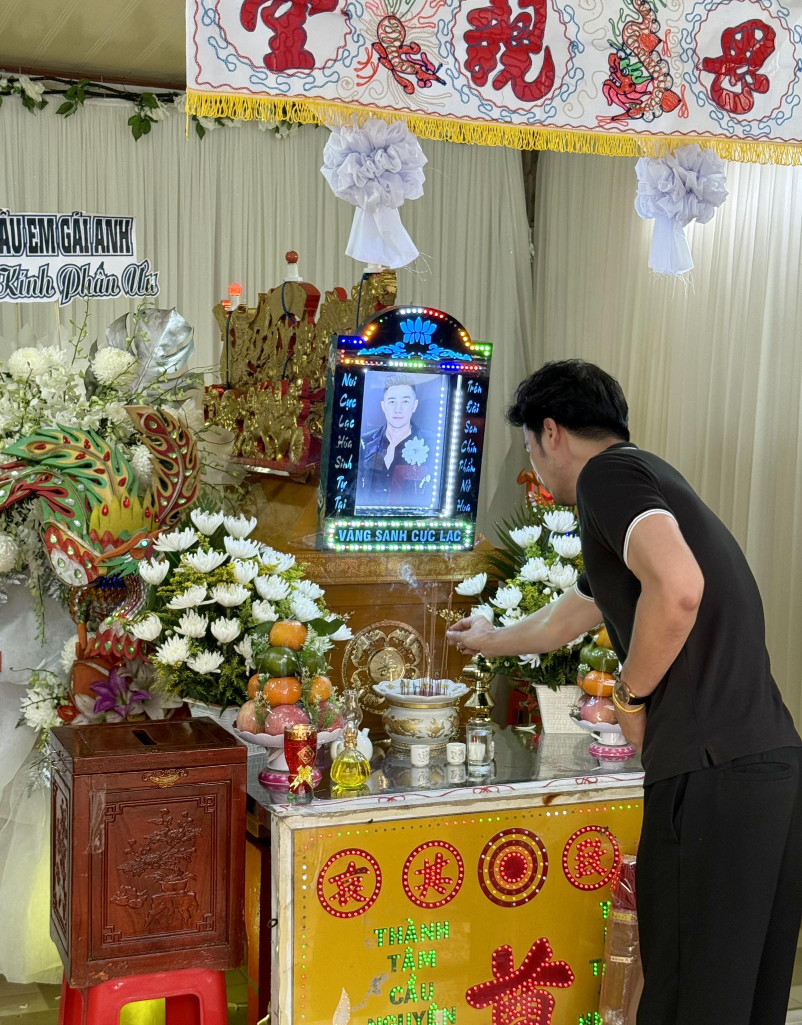 Lễ tang vắng lặng của siêu mẫu Nam Phong vừa qua đời ở tuổi 36: Đọc dòng chia sẻ của đồng nghiệp mà xót xa- Ảnh 3. Lễ tang vắng lặng của siêu mẫu Nam Phong vừa qua đời ở tuổi 36: Đọc dòng chia sẻ của đồng nghiệp mà xót xa- Ảnh 3.