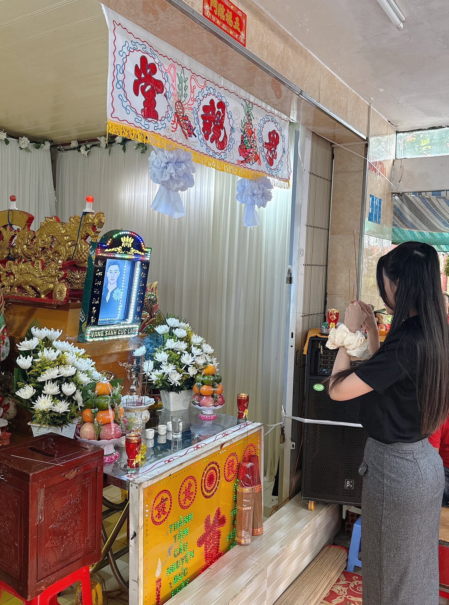 Lễ tang vắng lặng của siêu mẫu Nam Phong vừa qua đời ở tuổi 36: Đọc dòng chia sẻ của đồng nghiệp mà xót xa- Ảnh 5. Lễ tang vắng lặng của siêu mẫu Nam Phong vừa qua đời ở tuổi 36: Đọc dòng chia sẻ của đồng nghiệp mà xót xa- Ảnh 5.