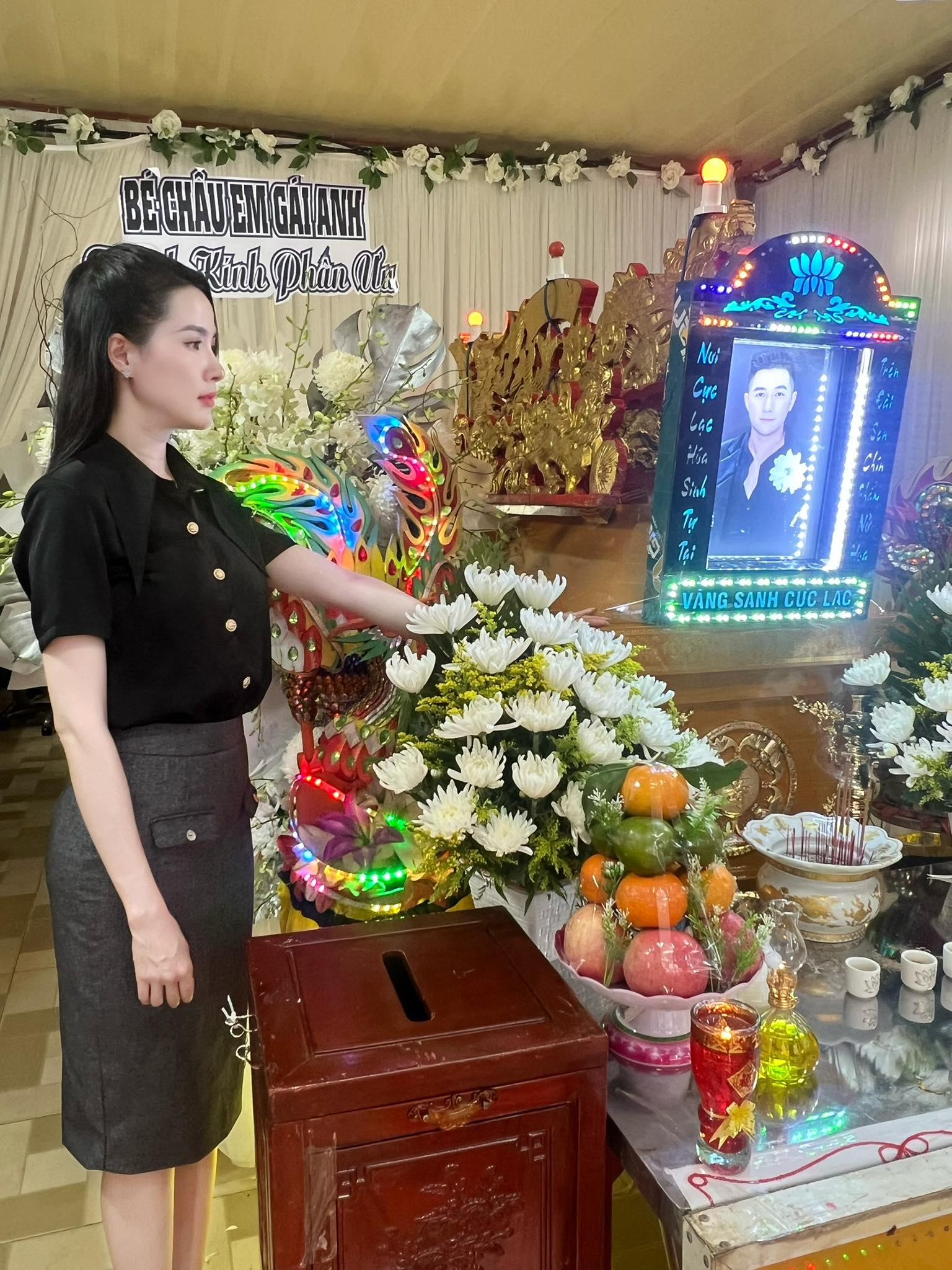 Lễ tang vắng lặng của siêu mẫu Nam Phong vừa qua đời ở tuổi 36: Đọc dòng chia sẻ của đồng nghiệp mà xót xa- Ảnh 6. Lễ tang vắng lặng của siêu mẫu Nam Phong vừa qua đời ở tuổi 36: Đọc dòng chia sẻ của đồng nghiệp mà xót xa- Ảnh 6.