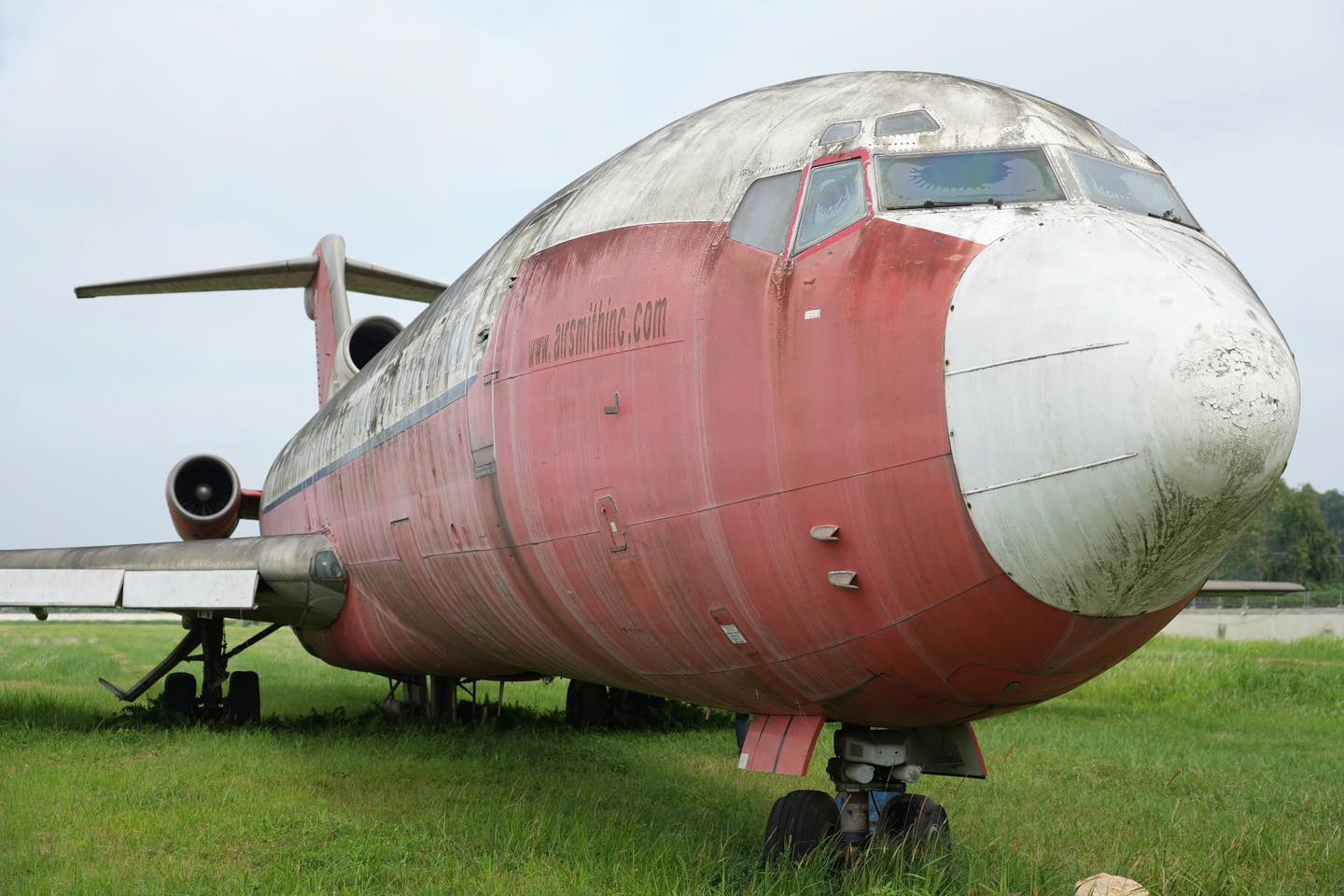 Cận cảnh máy bay Boeing 727 - 200 bị bỏ rơi 18 năm tại Nội Bài - Ảnh 6. Cận cảnh máy bay Boeing 727 - 200 bị bỏ rơi 18 năm tại Nội Bài - Ảnh 6.