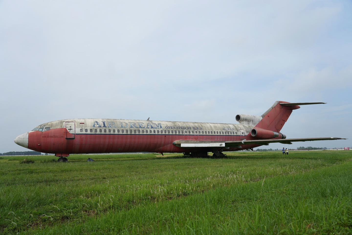 Cận cảnh máy bay Boeing 727 - 200 bị bỏ rơi 18 năm tại Nội Bài - Ảnh 2. Cận cảnh máy bay Boeing 727 - 200 bị bỏ rơi 18 năm tại Nội Bài - Ảnh 2.