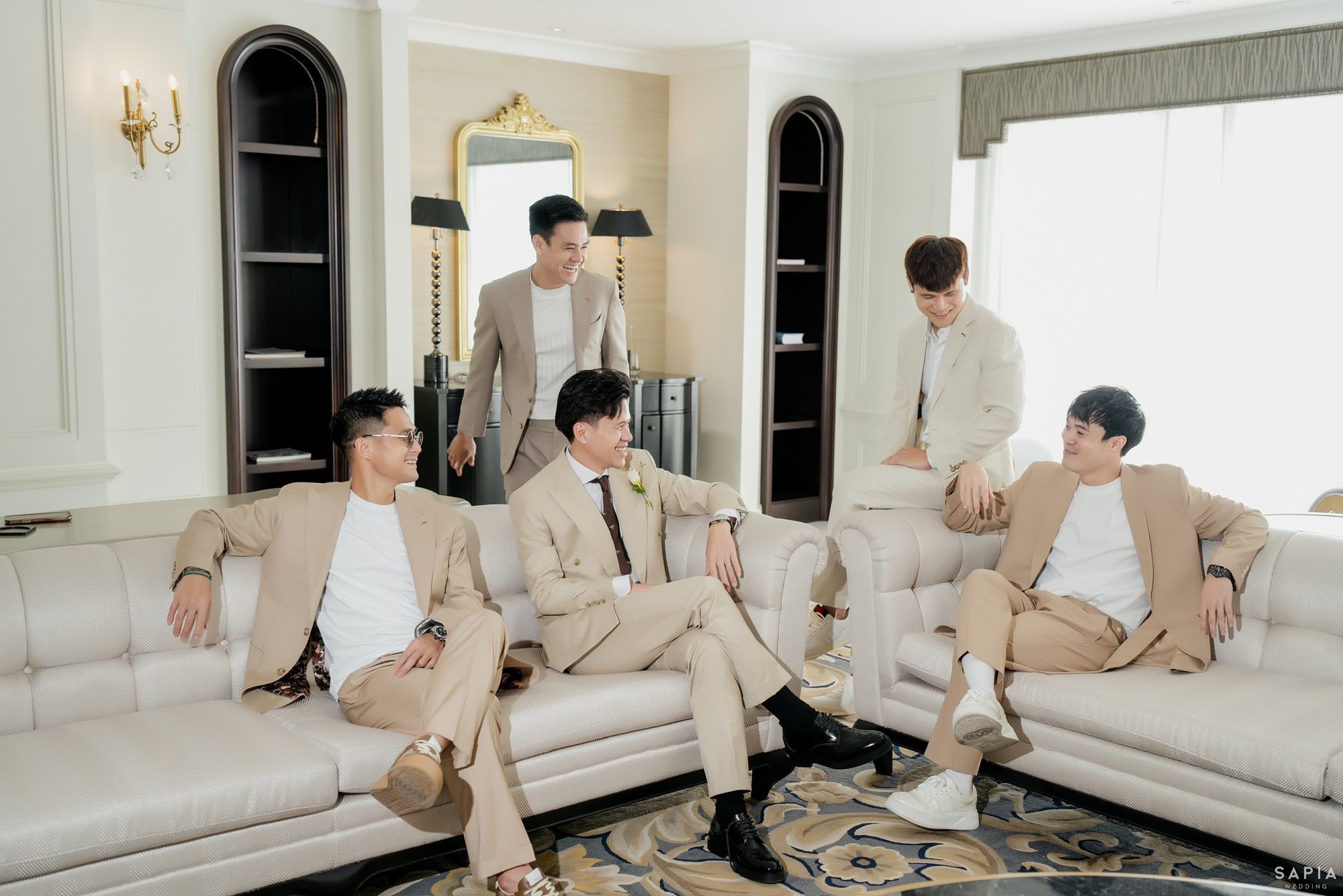 Sốc visual dàn phù rể giá hơn 30 tỷ trong đám cưới xa hoa của trung vệ ĐT Việt Nam và mẹ đơn thân- Ảnh 4.