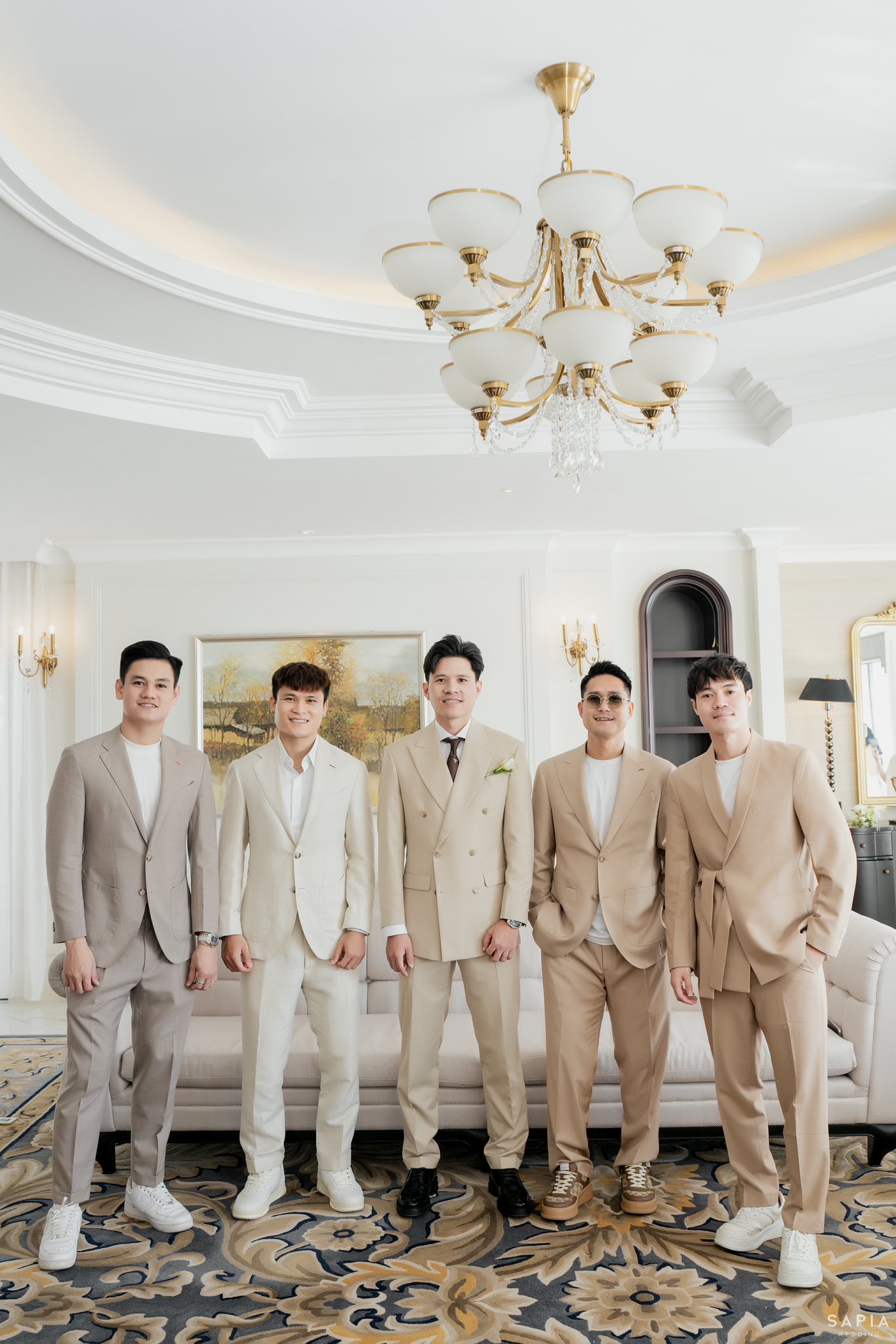 Sốc visual dàn phù rể giá hơn 30 tỷ trong đám cưới xa hoa của trung vệ ĐT Việt Nam và mẹ đơn thân- Ảnh 3.