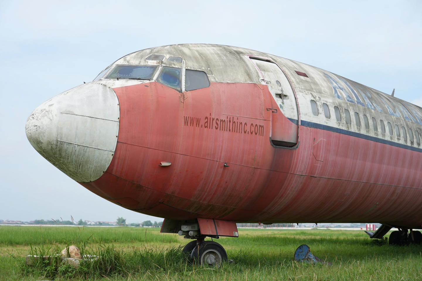Cận cảnh máy bay Boeing 727 - 200 bị bỏ rơi 18 năm tại Nội Bài - Ảnh 8. Cận cảnh máy bay Boeing 727 - 200 bị bỏ rơi 18 năm tại Nội Bài - Ảnh 8.