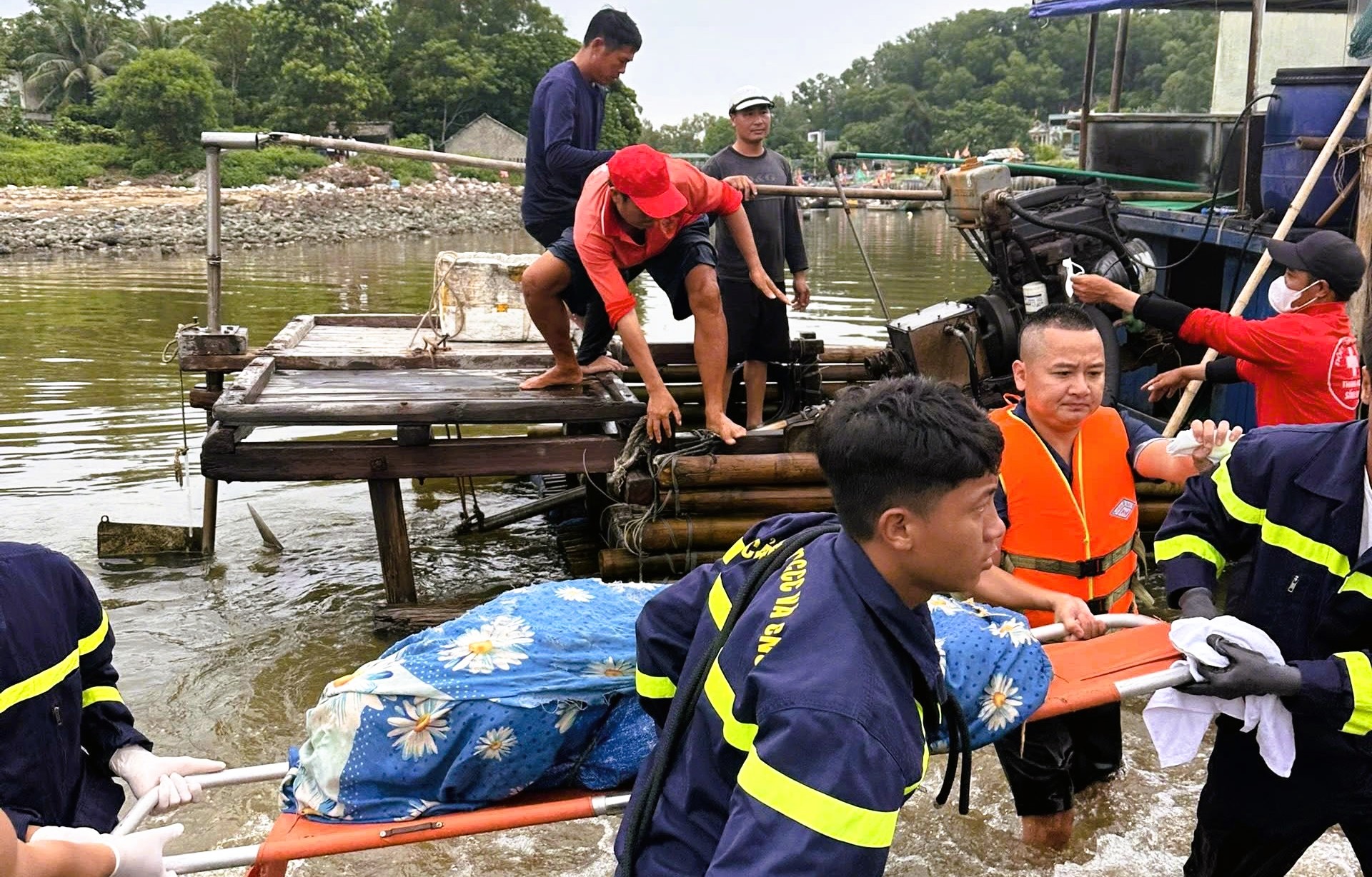 Thi thể bé trai mất tích Sầm Sơn được tìm thấy ở đảo Mê - Ảnh 1.