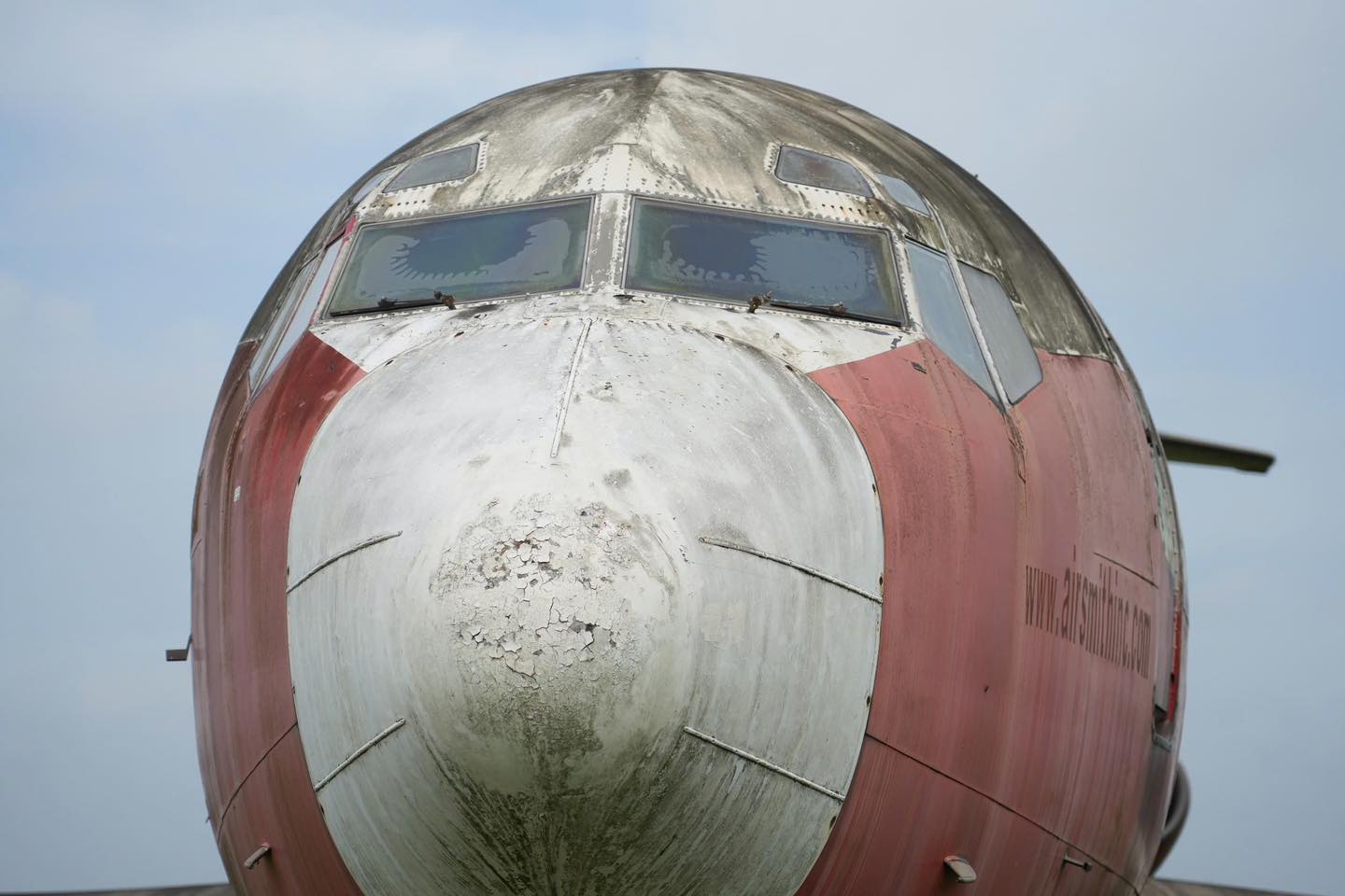 Cận cảnh máy bay Boeing 727 - 200 bị bỏ rơi 18 năm tại Nội Bài - Ảnh 5. Cận cảnh máy bay Boeing 727 - 200 bị bỏ rơi 18 năm tại Nội Bài - Ảnh 5.