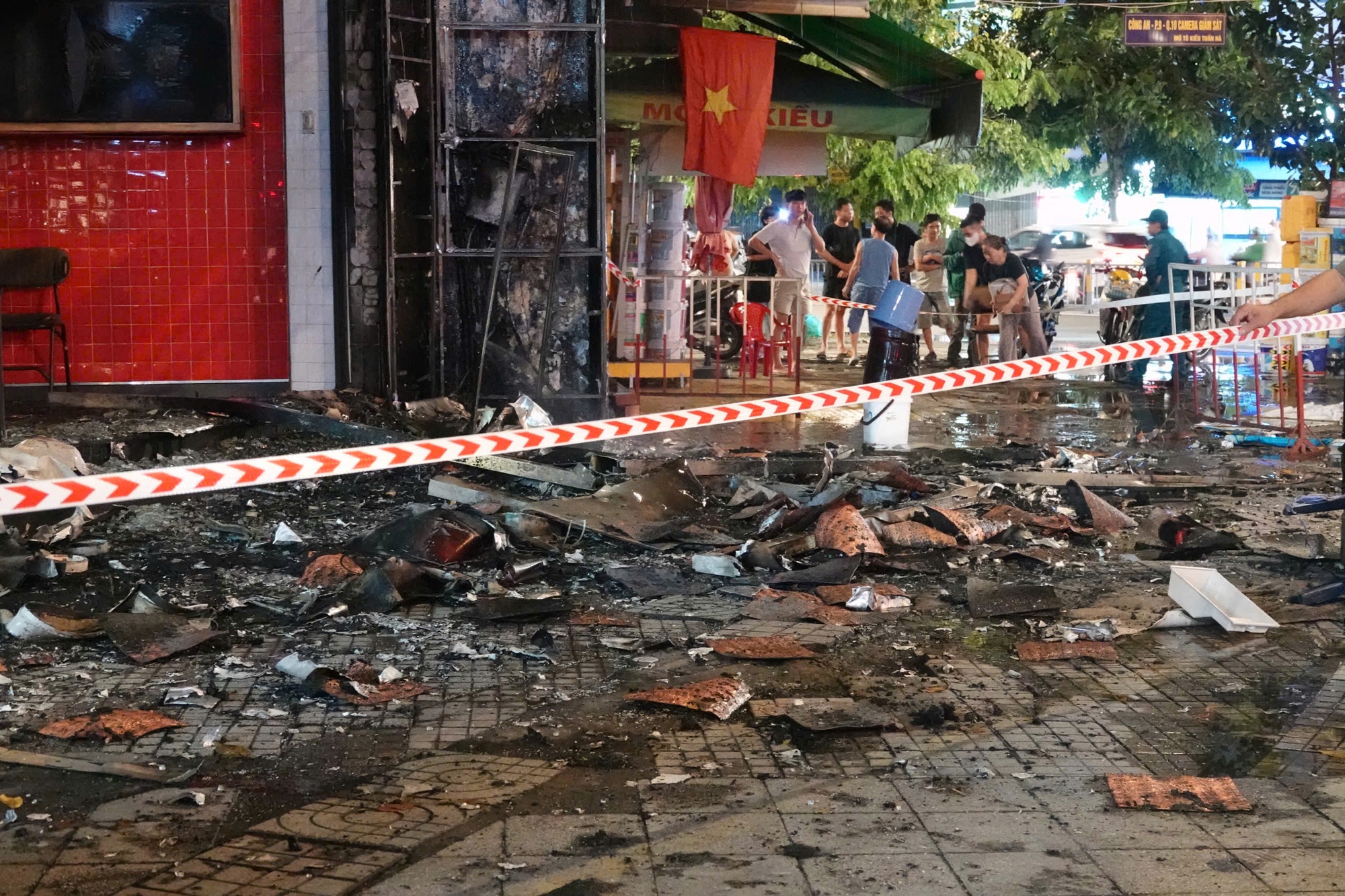 Cháy lớn tại vòng xoay Lý Thái Tổ khiến giao thông hỗn loạn và người dân hoảng sợ - Ảnh 3.