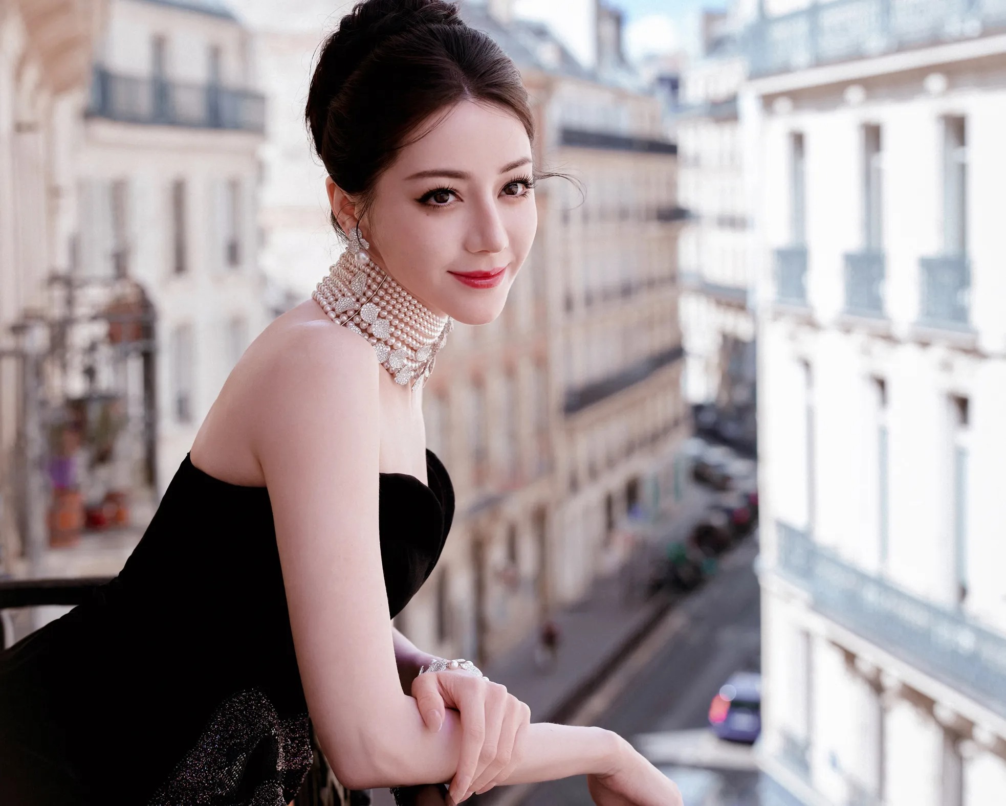 Drama căng đét: Địch Lệ Nhiệt Ba bị "phốt" đi trễ hàng tiếng đồng hồ, còn ra vẻ "mẹ thiên hạ" giữa sự kiện? - Ảnh 7. Drama căng đét: Địch Lệ Nhiệt Ba bị "phốt" đi trễ hàng tiếng đồng hồ, còn ra vẻ "mẹ thiên hạ" giữa sự kiện? - Ảnh 7.