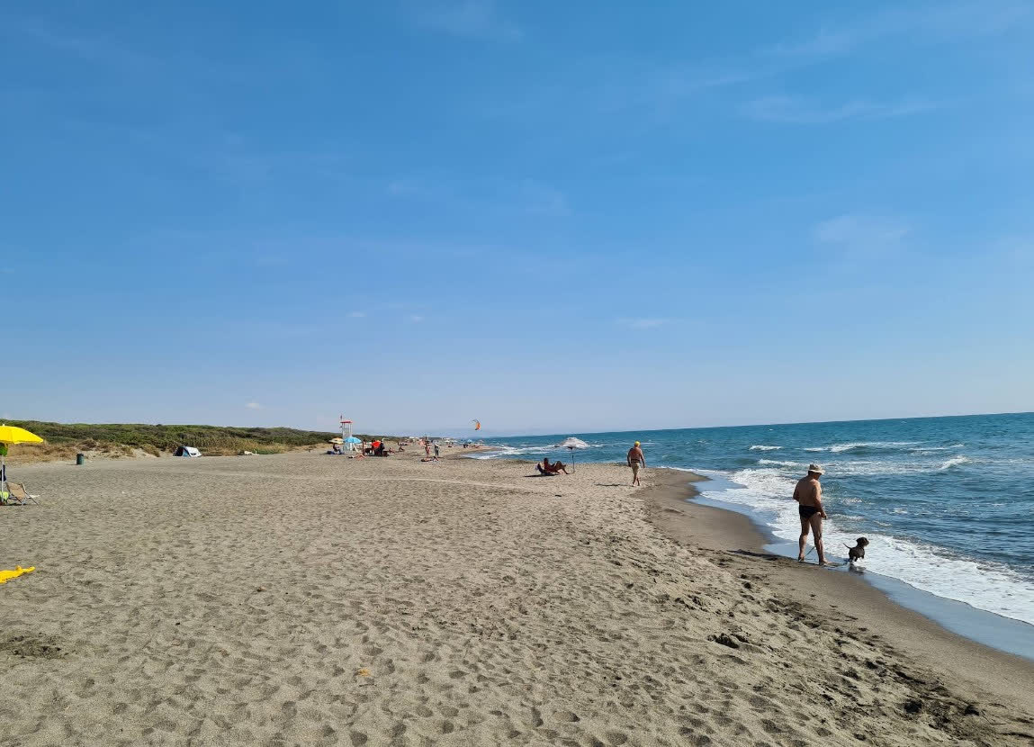 Thiếu niên tử vong khi đào hầm cát trên bãi biển  - Ảnh 1.