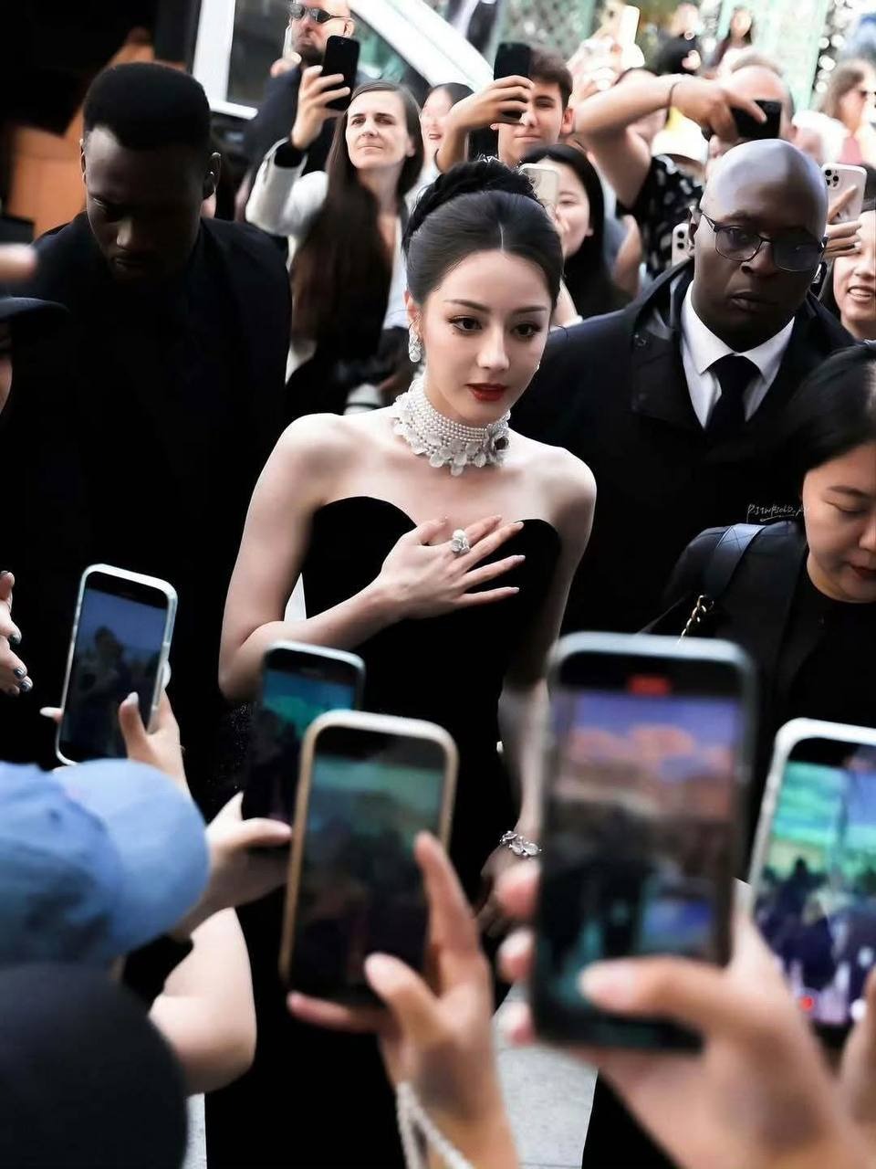 Drama căng đét: Địch Lệ Nhiệt Ba bị "phốt" đi trễ hàng tiếng đồng hồ, còn ra vẻ "mẹ thiên hạ" giữa sự kiện? - Ảnh 4. Drama căng đét: Địch Lệ Nhiệt Ba bị "phốt" đi trễ hàng tiếng đồng hồ, còn ra vẻ "mẹ thiên hạ" giữa sự kiện? - Ảnh 4.