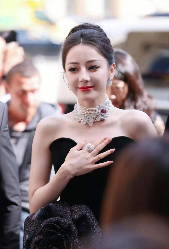 Drama căng đét: Địch Lệ Nhiệt Ba bị "phốt" đi trễ hàng tiếng đồng hồ, còn ra vẻ "mẹ thiên hạ" giữa sự kiện? - Ảnh 3. Drama căng đét: Địch Lệ Nhiệt Ba bị "phốt" đi trễ hàng tiếng đồng hồ, còn ra vẻ "mẹ thiên hạ" giữa sự kiện? - Ảnh 3.