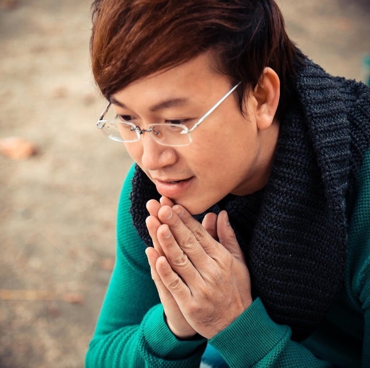 Nhạc sĩ nổi tiếng từng 2 lần mổ não, 5 năm sống như người thực vật giờ ra sao? - Ảnh 1.