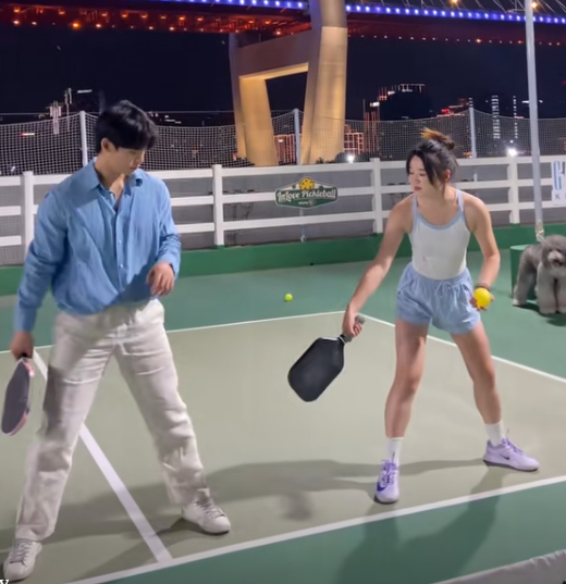 Ghen tuông trên sân pickleball: Ôm eo người đã có chồng để ăn mừng chiến thắng là sao?- Ảnh 3.